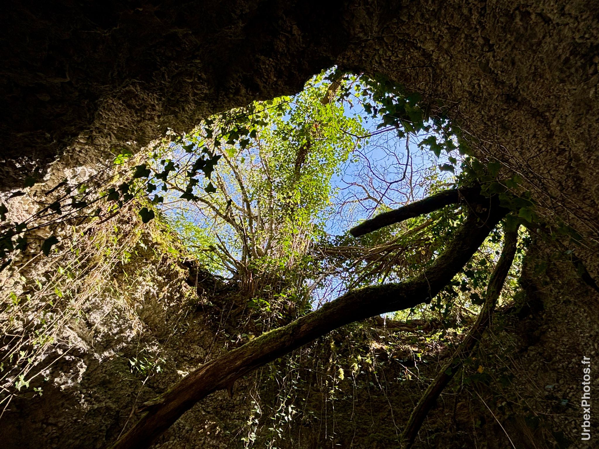 Puits de lumière dans un couloir effondré