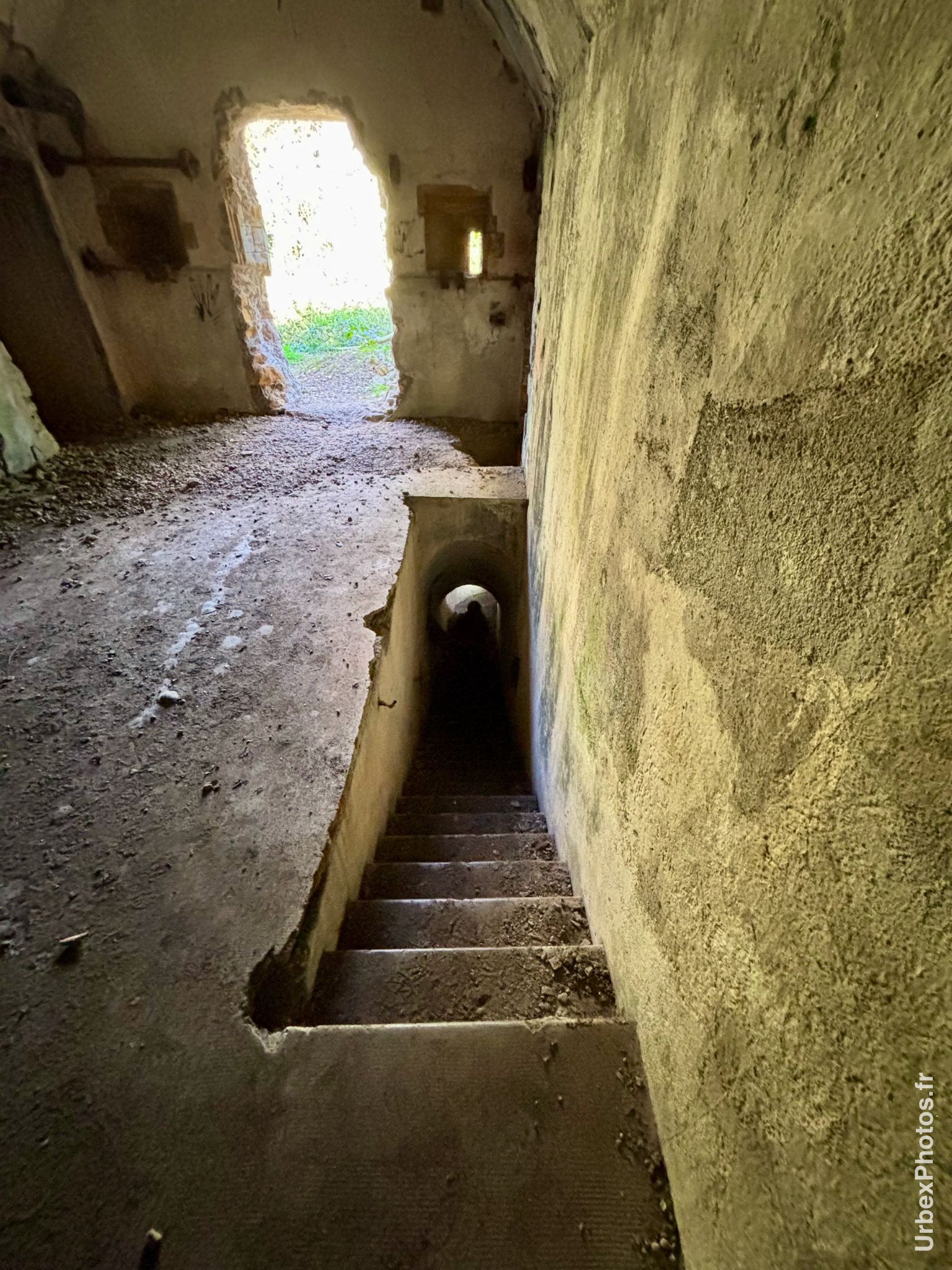 Photo urbex d'un escalier vers un souterrain en Lorraine