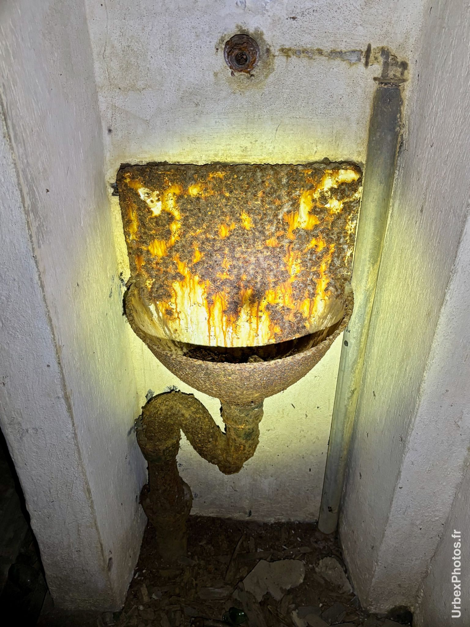 Lavabo très corrodé