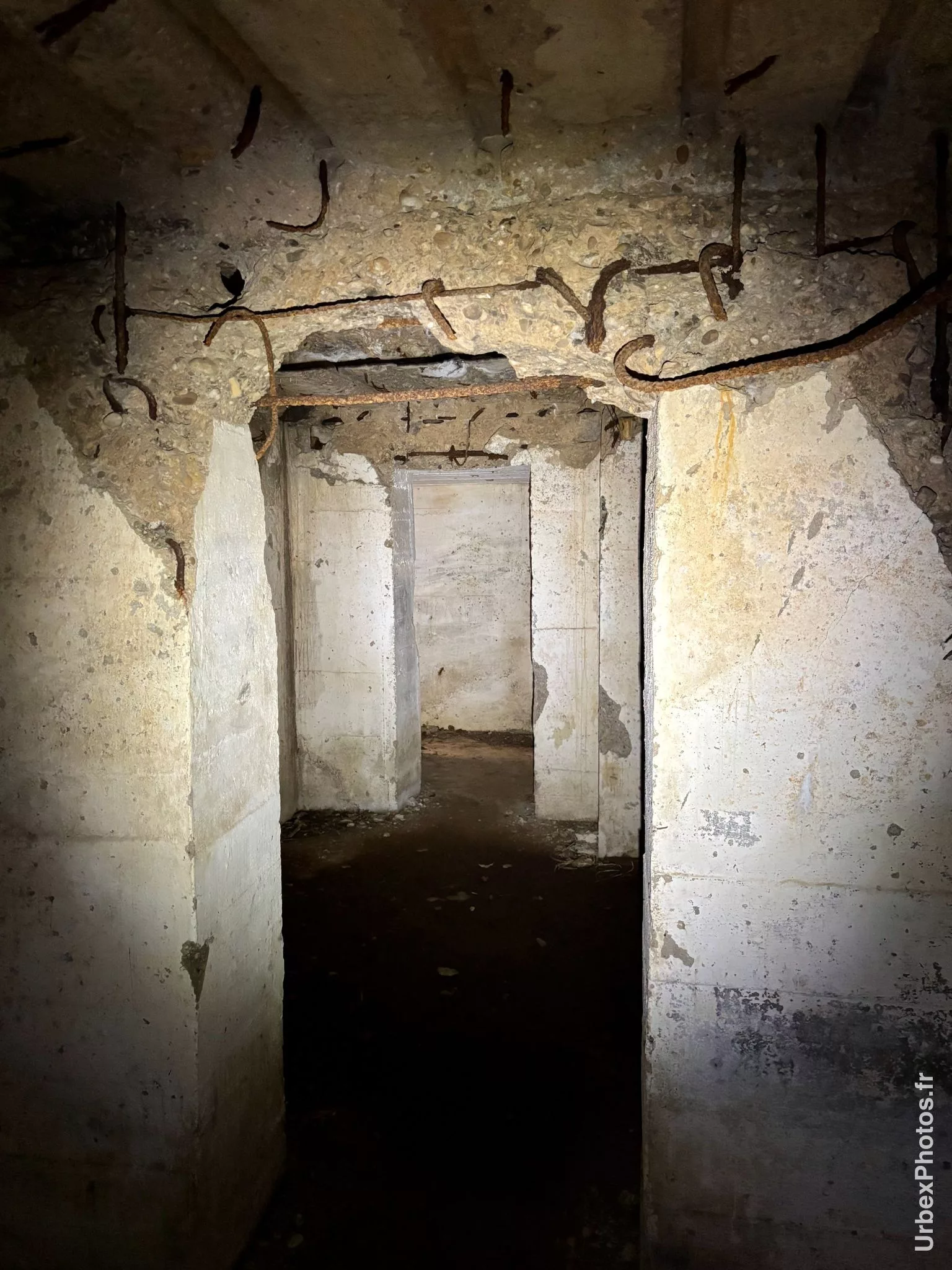 Une salle aux plafonds décharnés