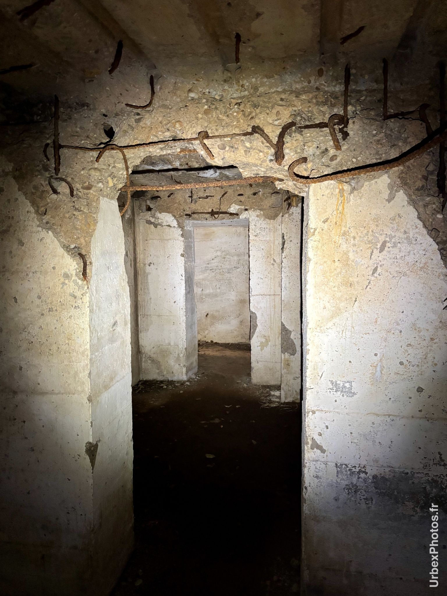 Une salle aux plafonds décharnés