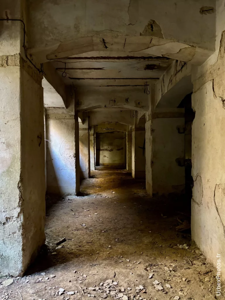 Photo urbex d'une salle avec colonnes en Lorraine