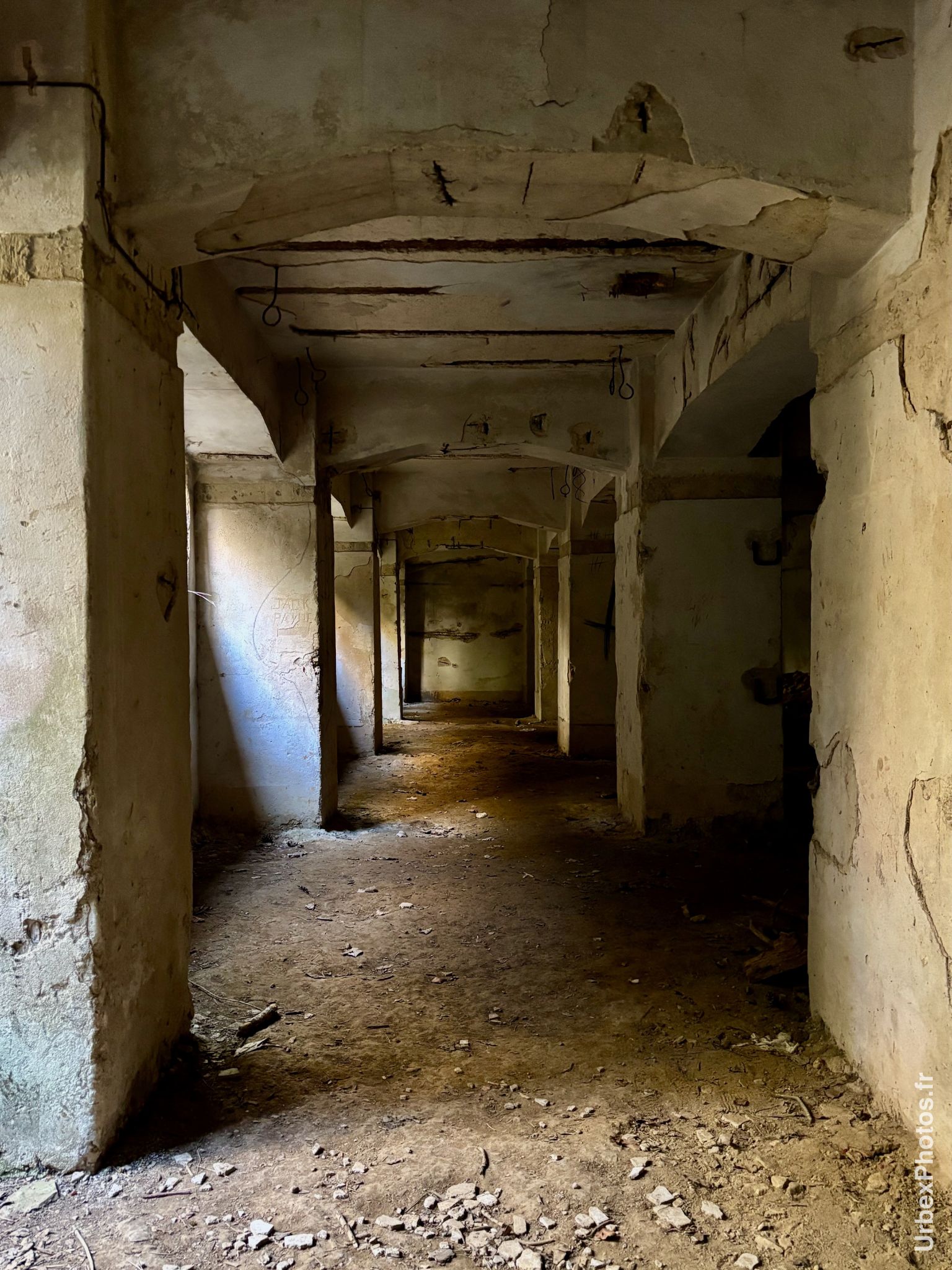Photo urbex d'une salle avec colonnes en Lorraine