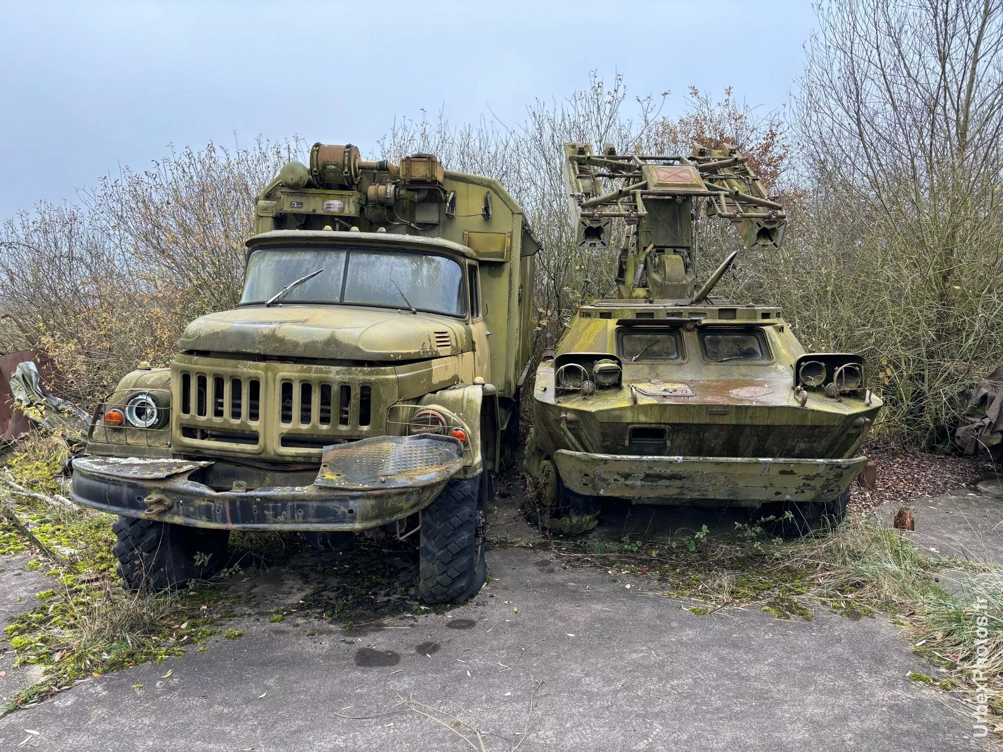 Photo urbex de véhicules militaires, dont un soviétique