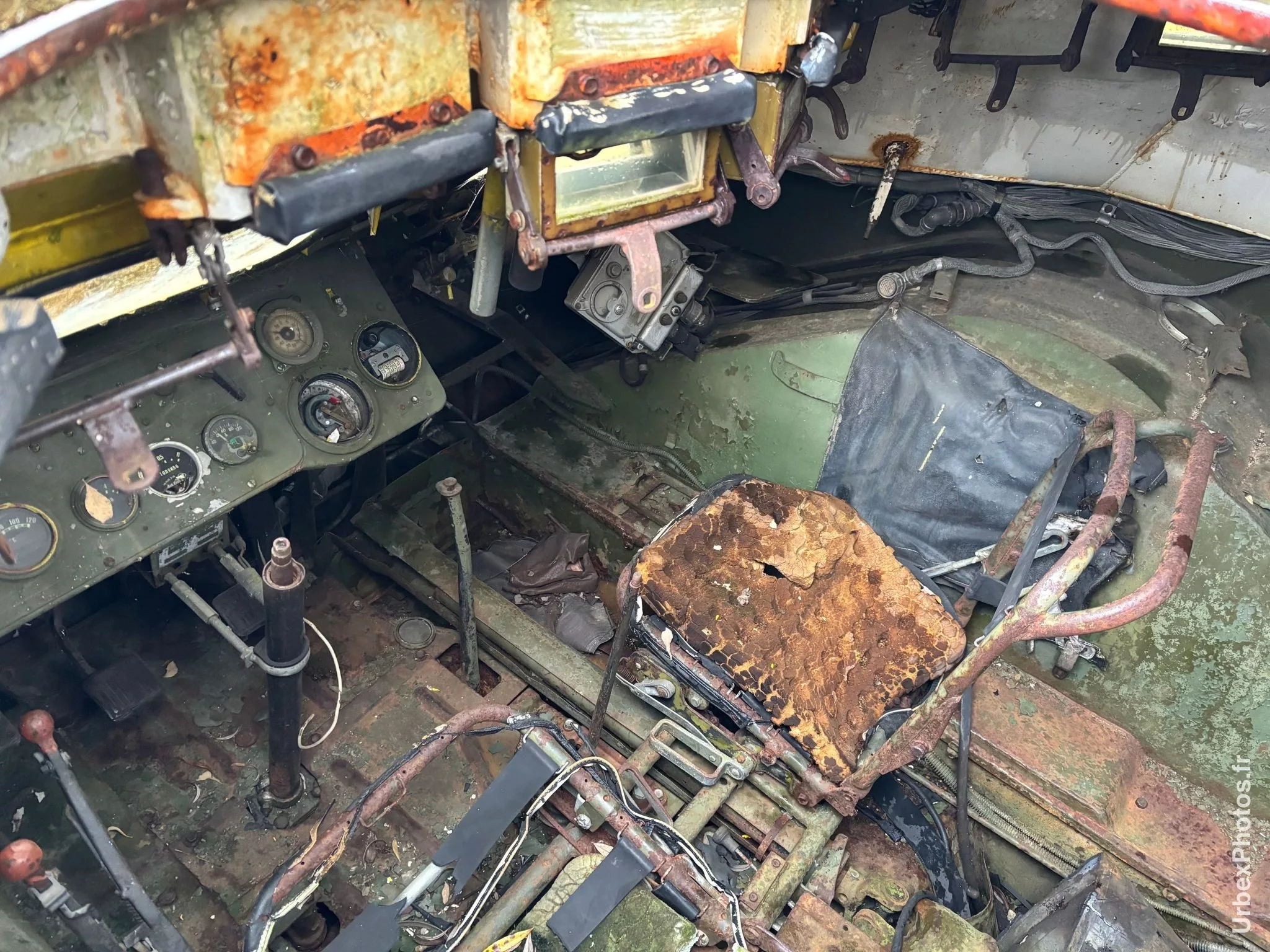 Photo urbex du poste de conduite d'un blindé