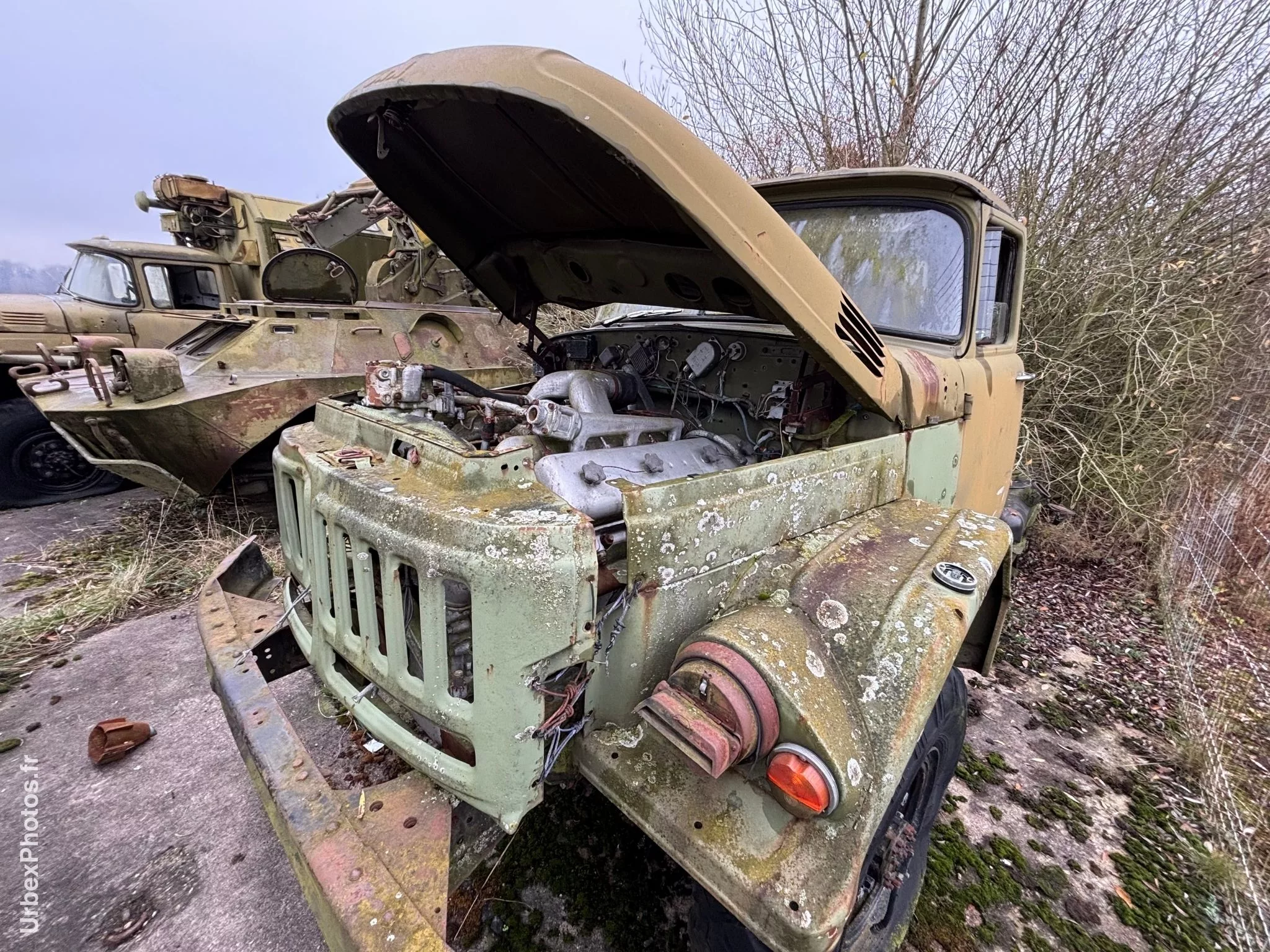 Véhicule militaire soviétique dans une ancienne base de l'OTAN