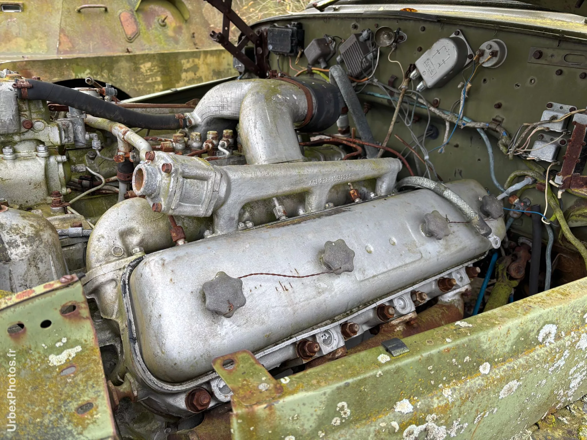 Photo urbex du moteur d'un véhicule militaire soviétique