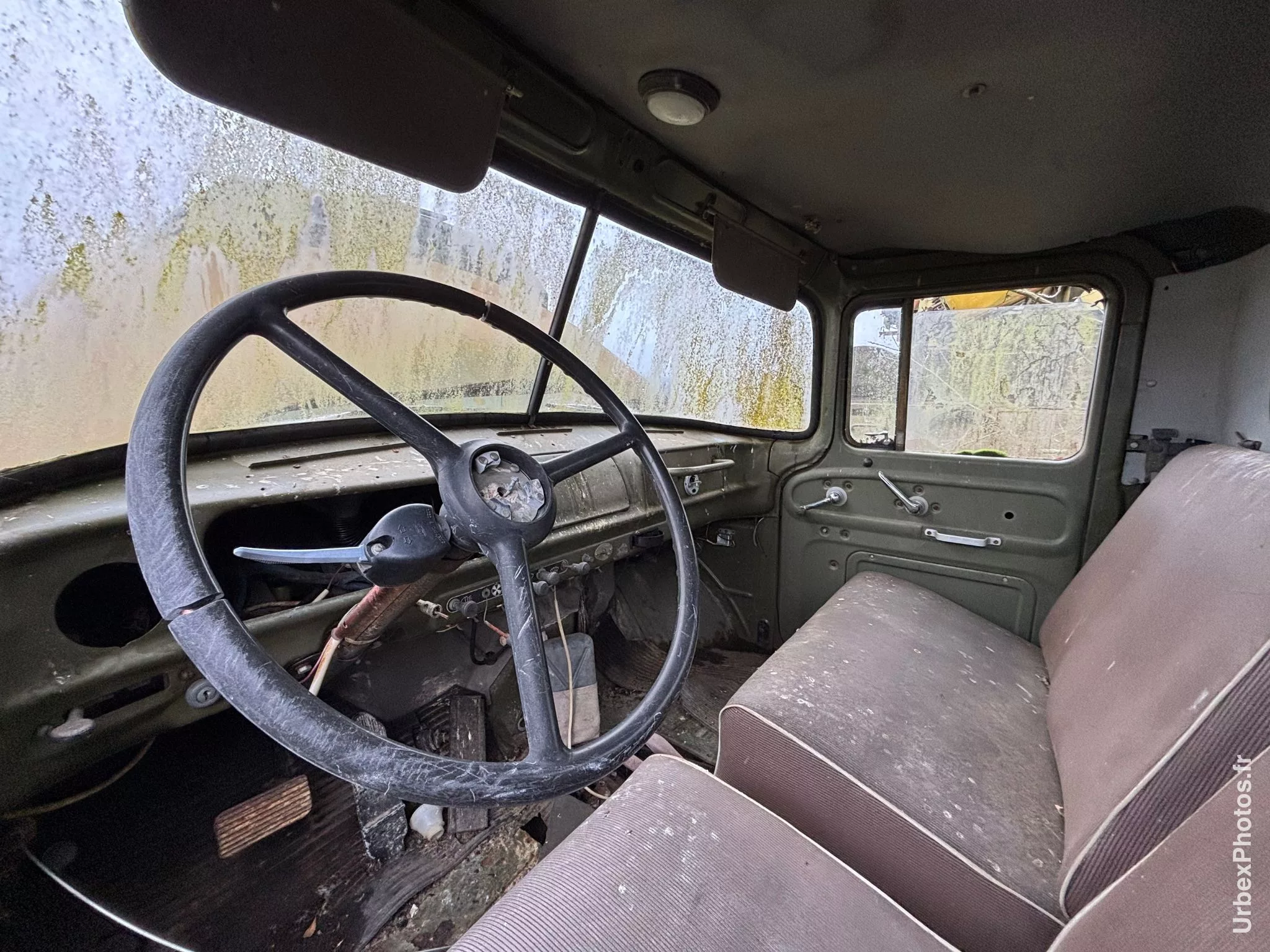 Photo urbex du poste de conduite d'un véhicule militaire soviétique
