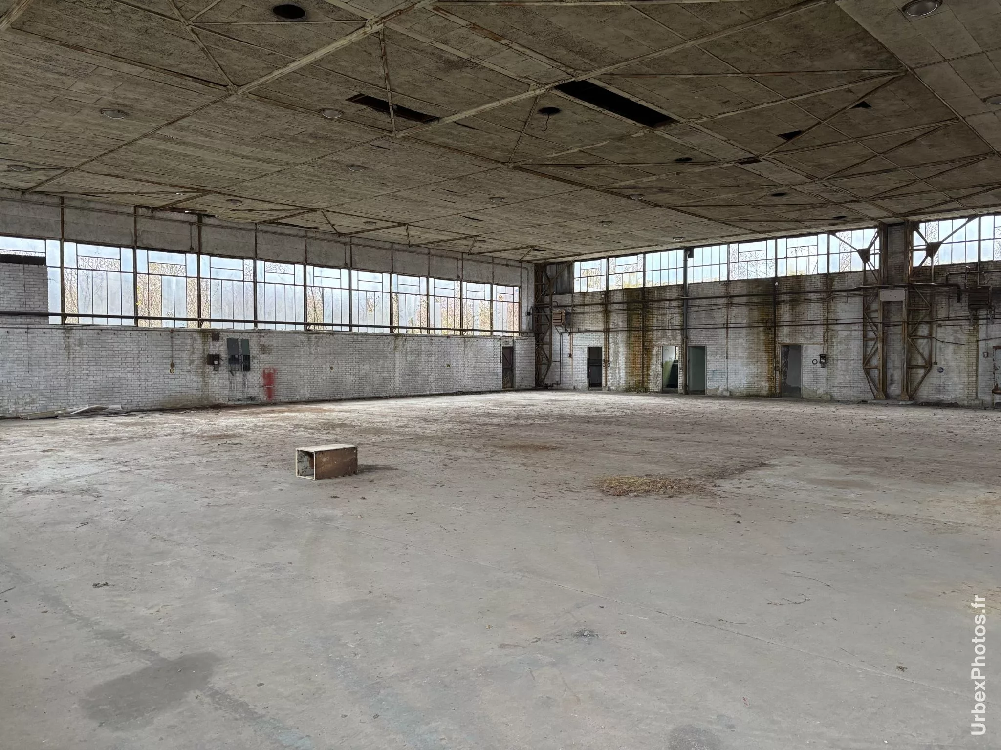 Intérieur d'un hangar d'une ancienne base de l'OTAN