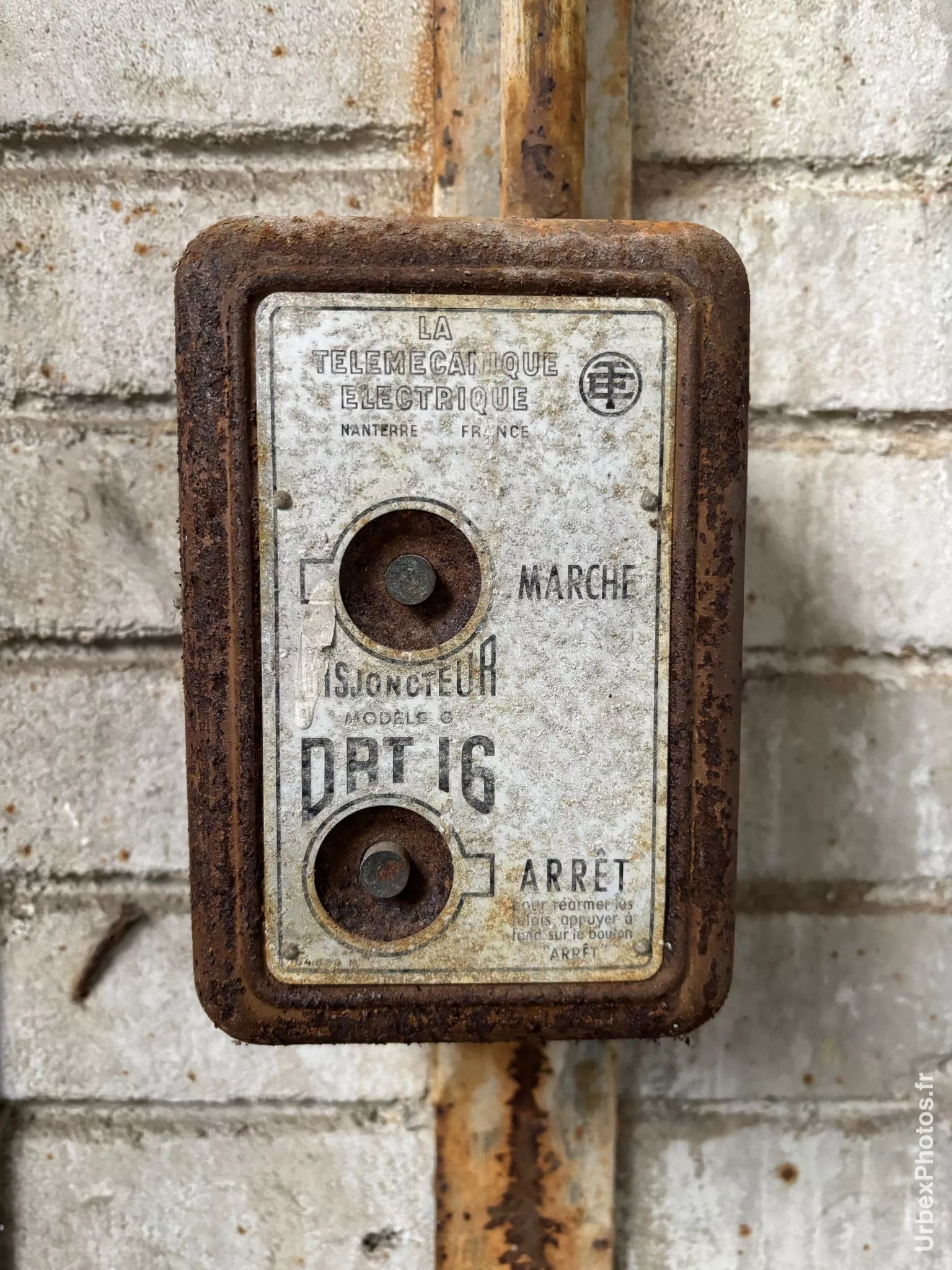 Equipement électrique d'une ancienne base de l'OTAN