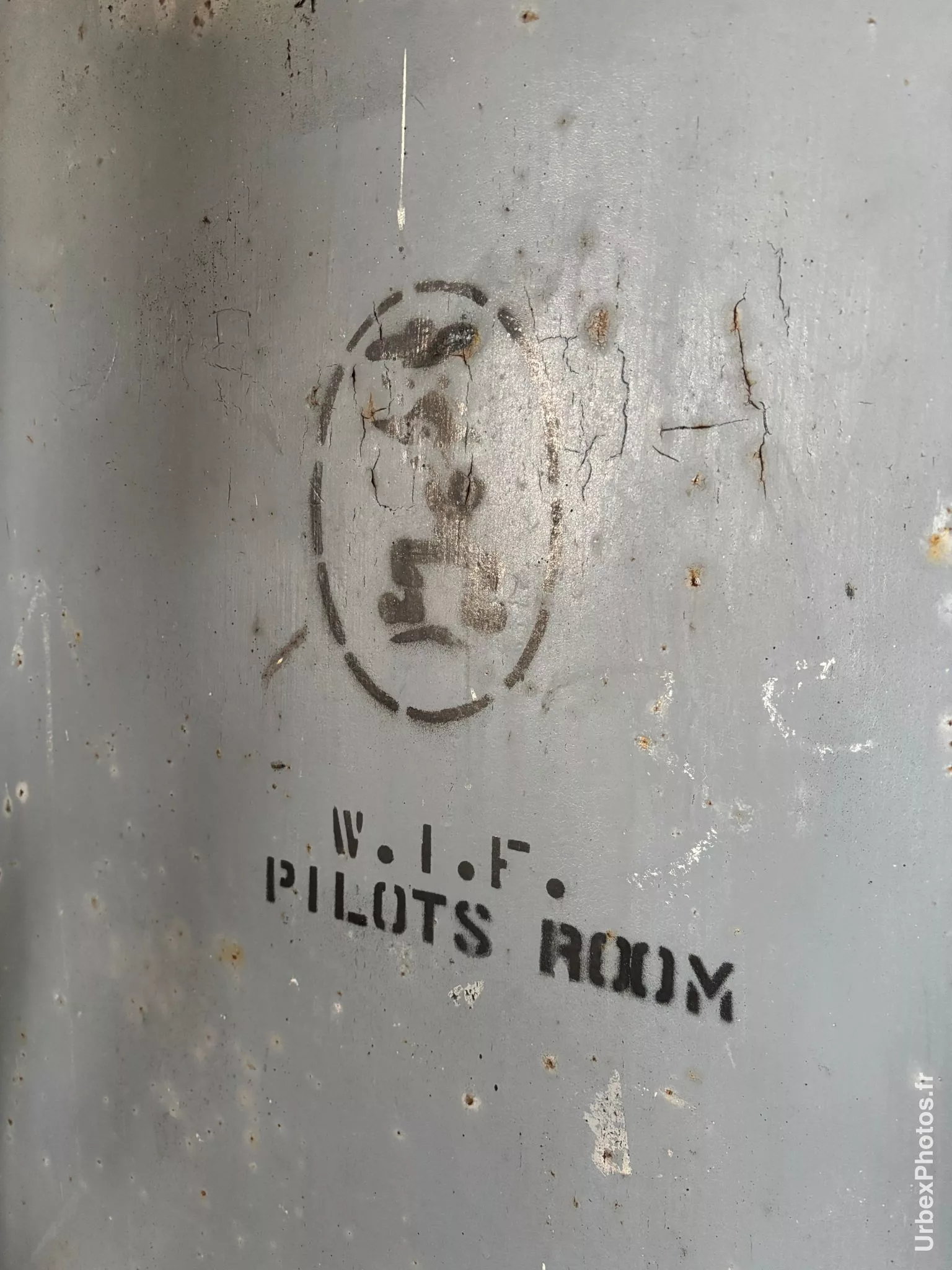 Mention salle des pilotes peinte au pochoir sur une porte d'une ancienne base de l'OTAN