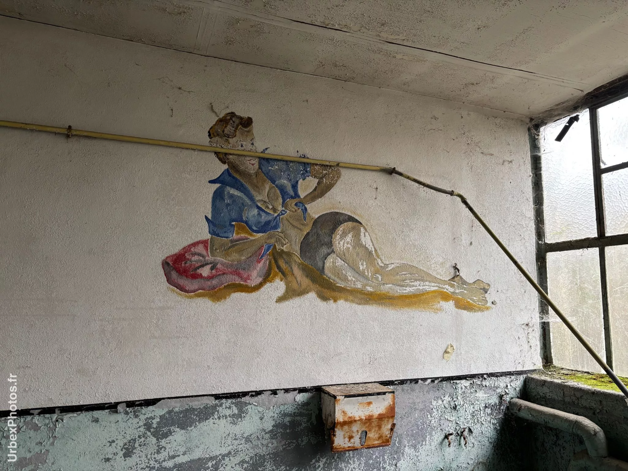 Peinture façon pin-up sur un mur d'une ancienne base de l'OTAN