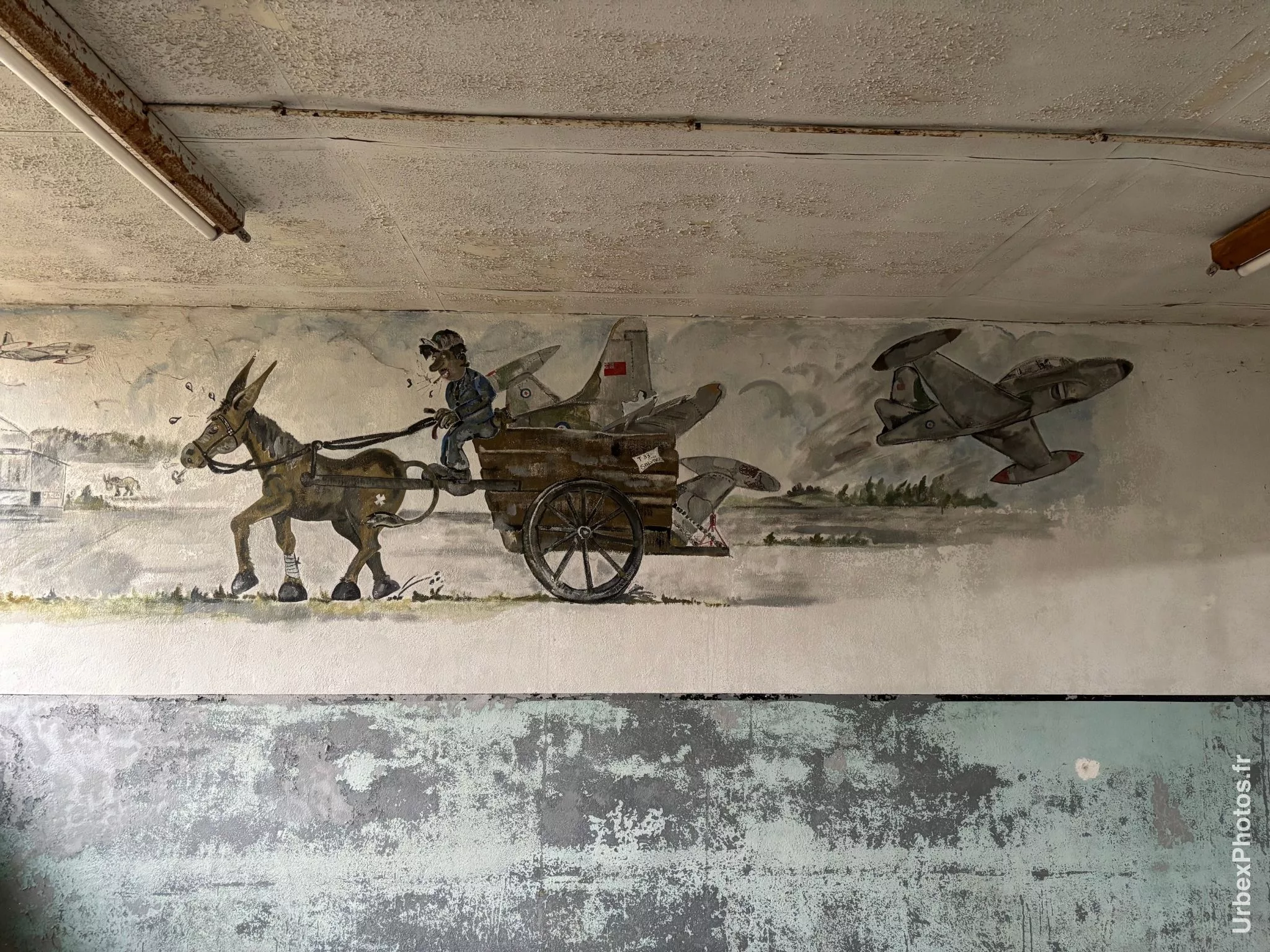 Caricature sur un mur d'une ancienne base de l'OTAN