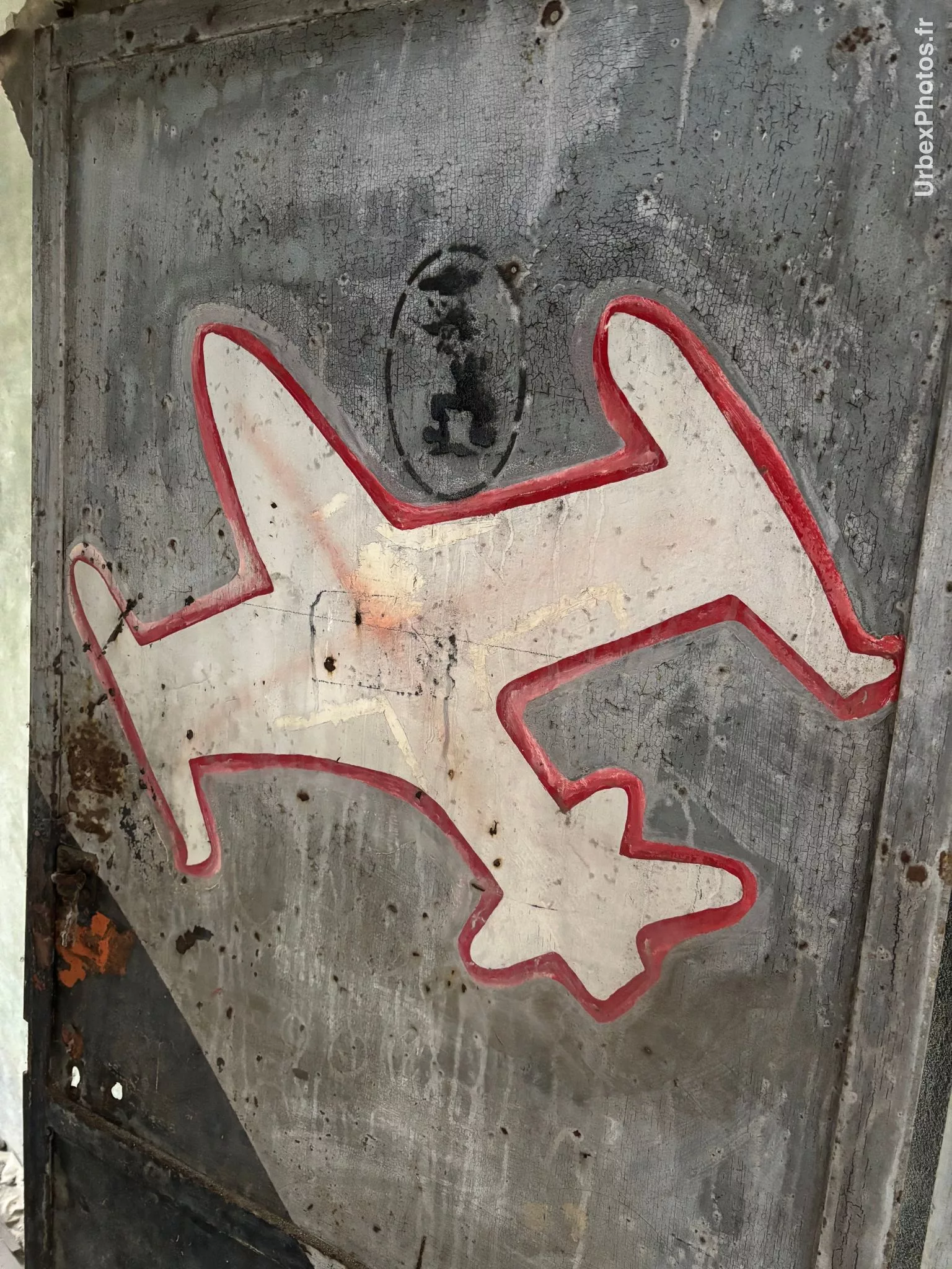 Avion peint sur un mur d'une ancienne base de l'OTAN
