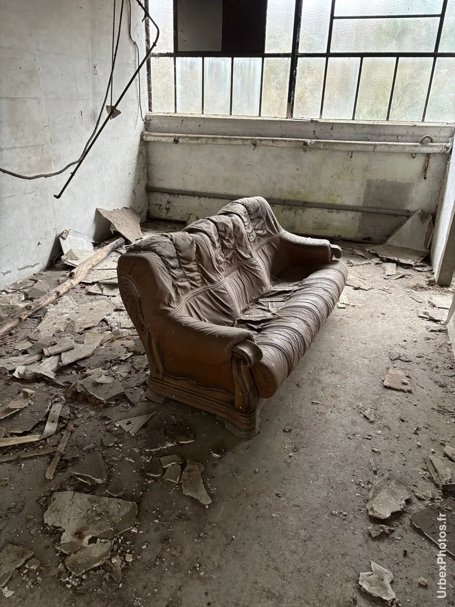 Canapé en mauvais état dans une salle d'une ancienne base de l'OTAN