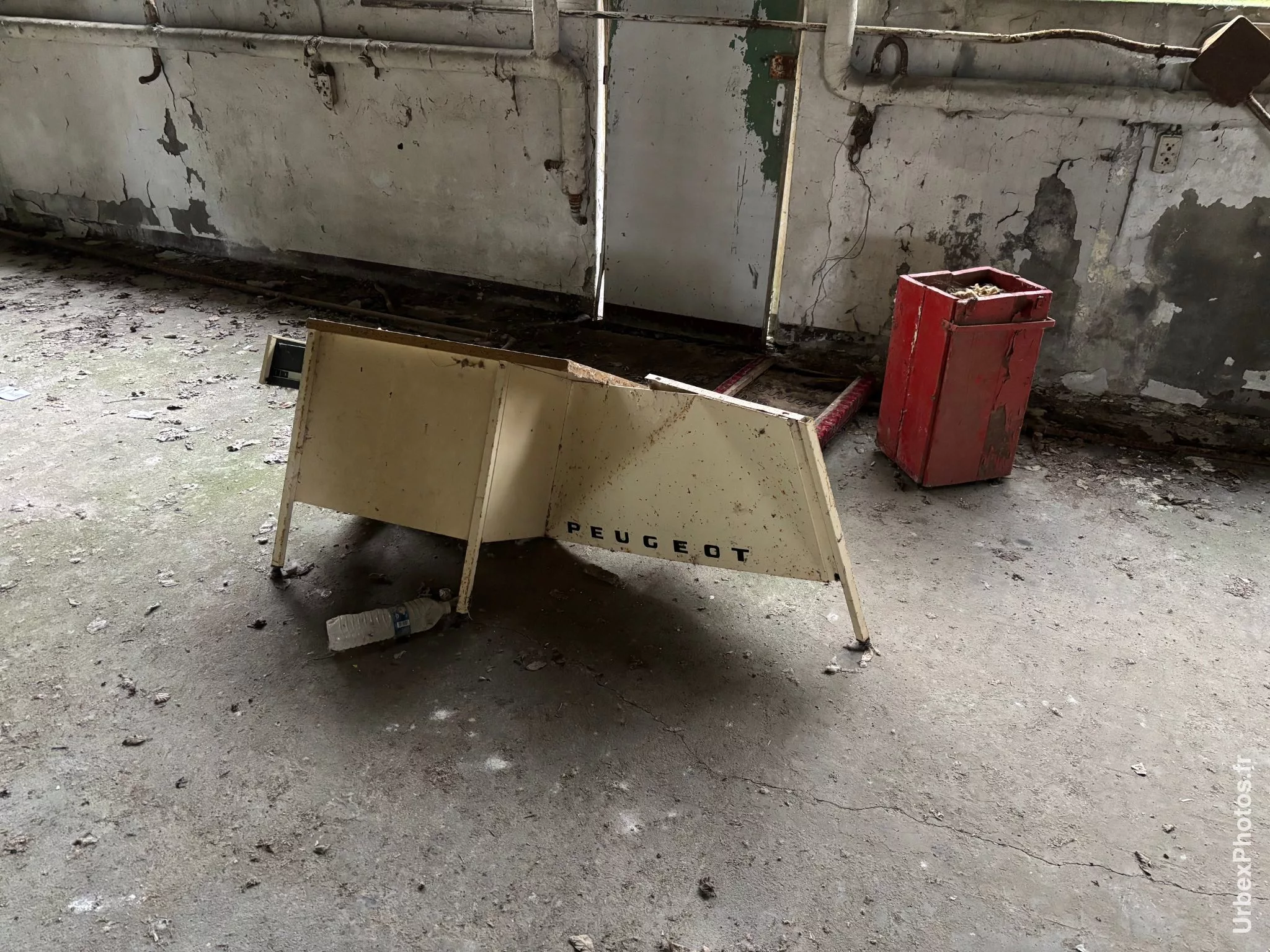 Bureau en mauvais état dans une salle d'une ancienne base de l'OTAN