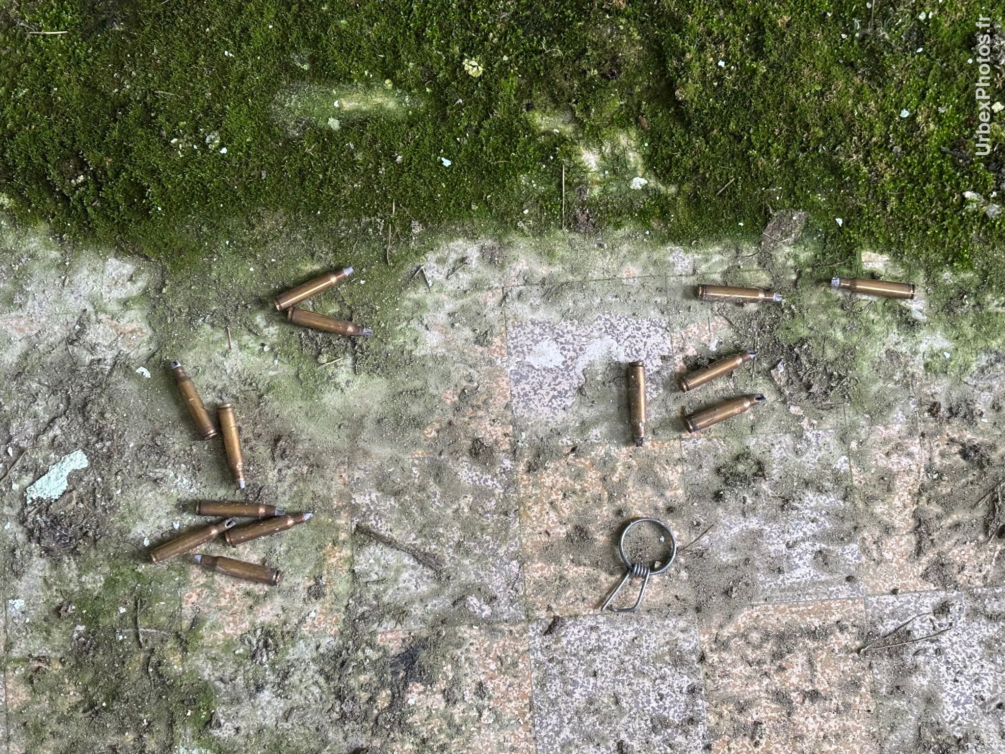 Photo urbex de douilles au sol