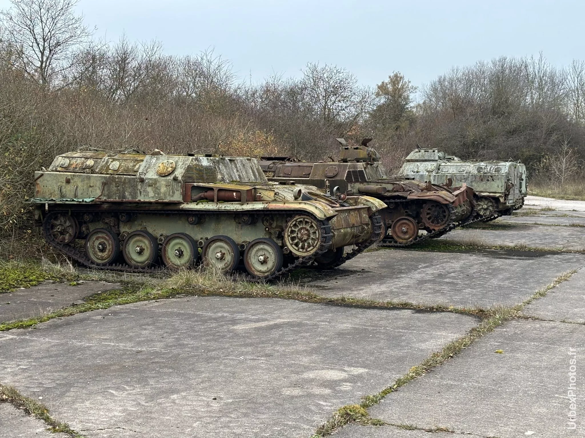 Alignement de blindés dans ancienne base de l'OTAN