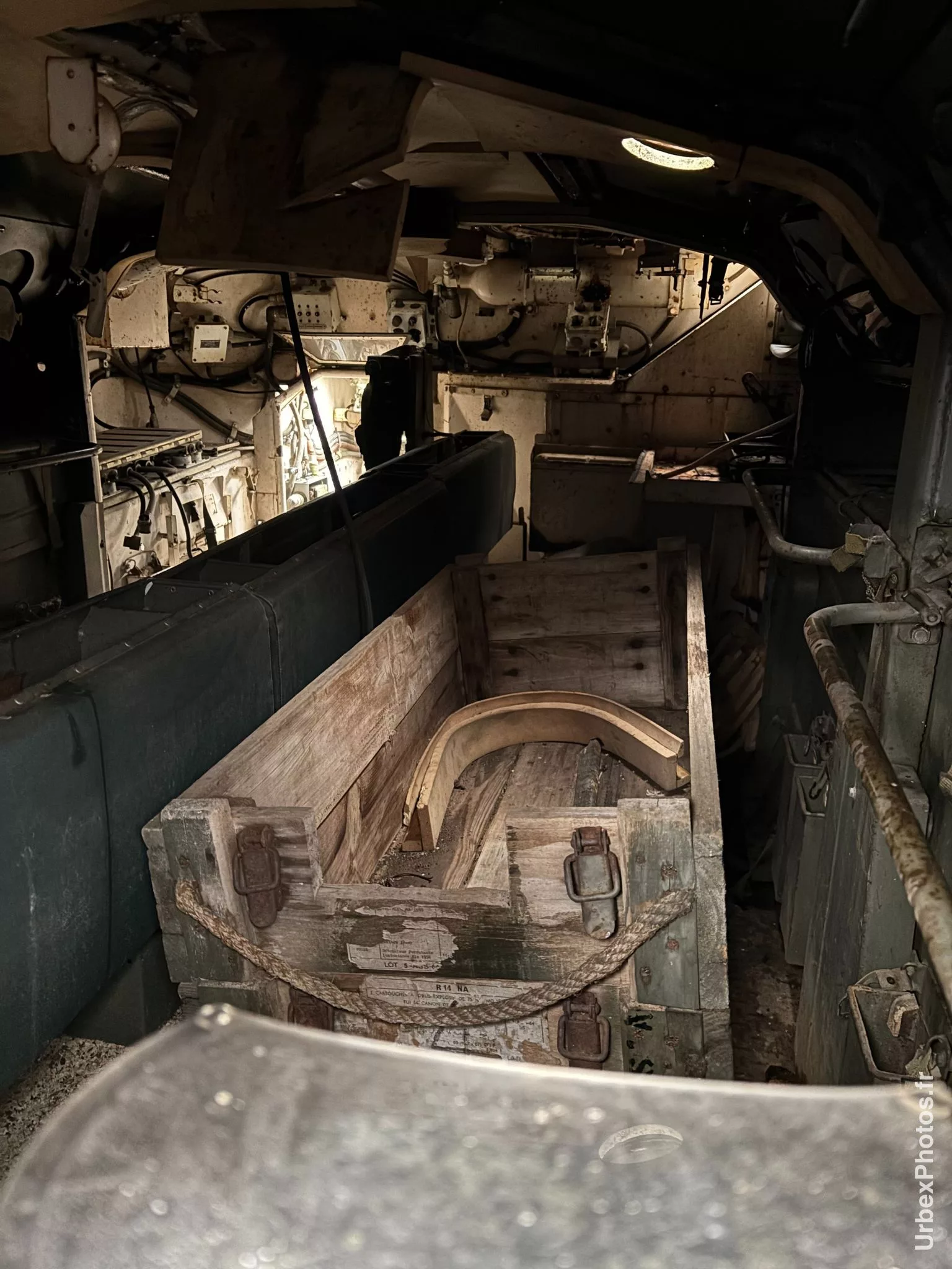Intérieur d'un blindé dans une ancienne base de l'OTAN