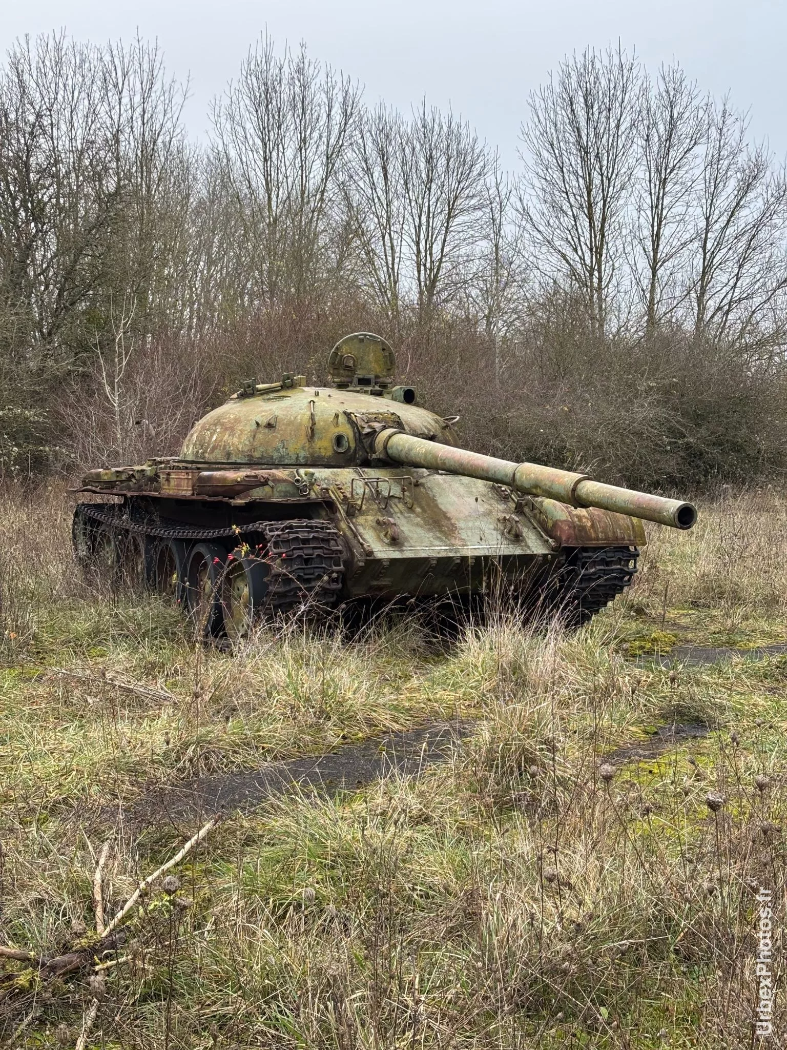 Char d'assaut dans une ancienne base de l'OTAN