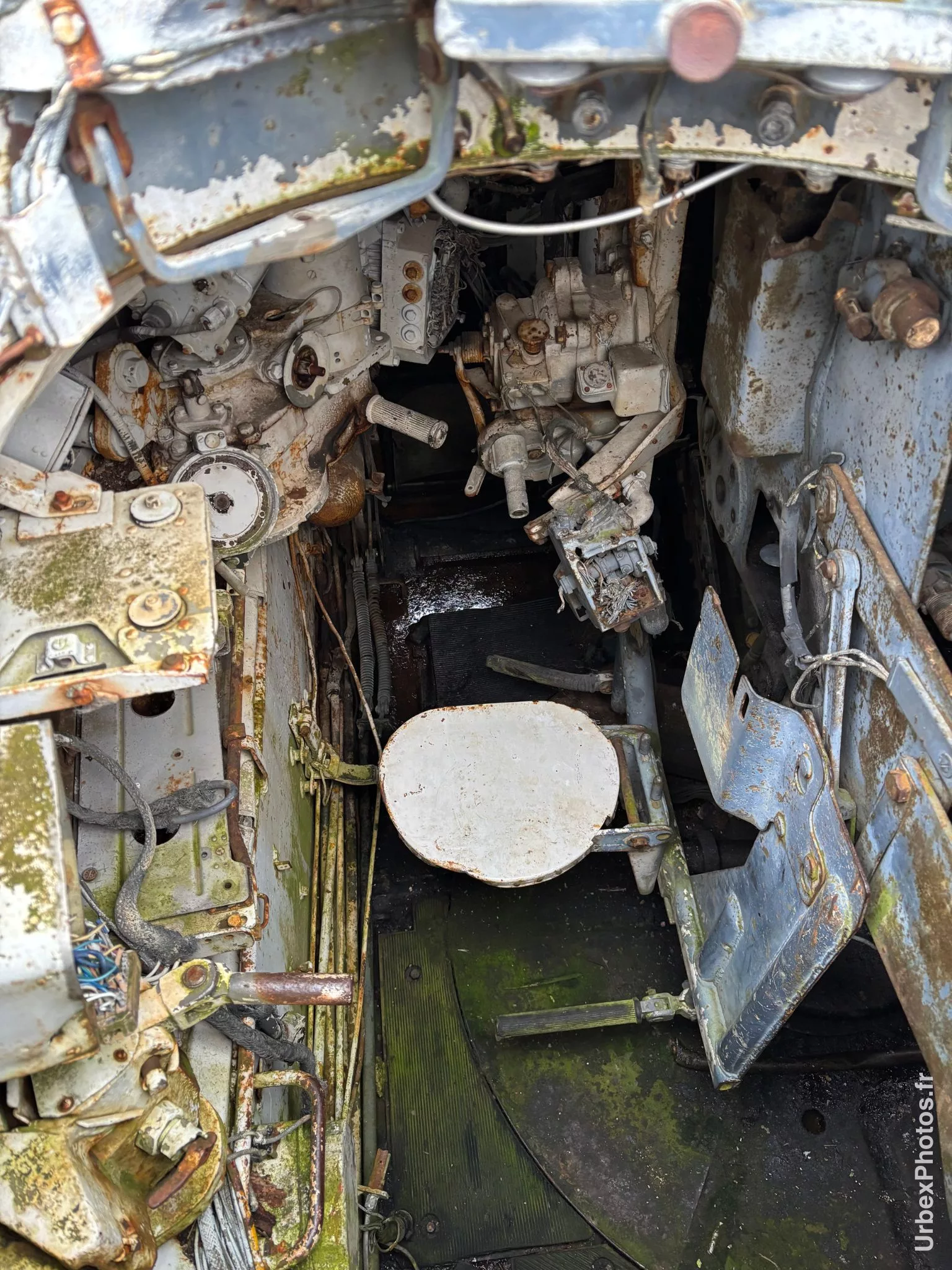 Intérieur d'un char d'assaut dans une ancienne base de l'OTAN
