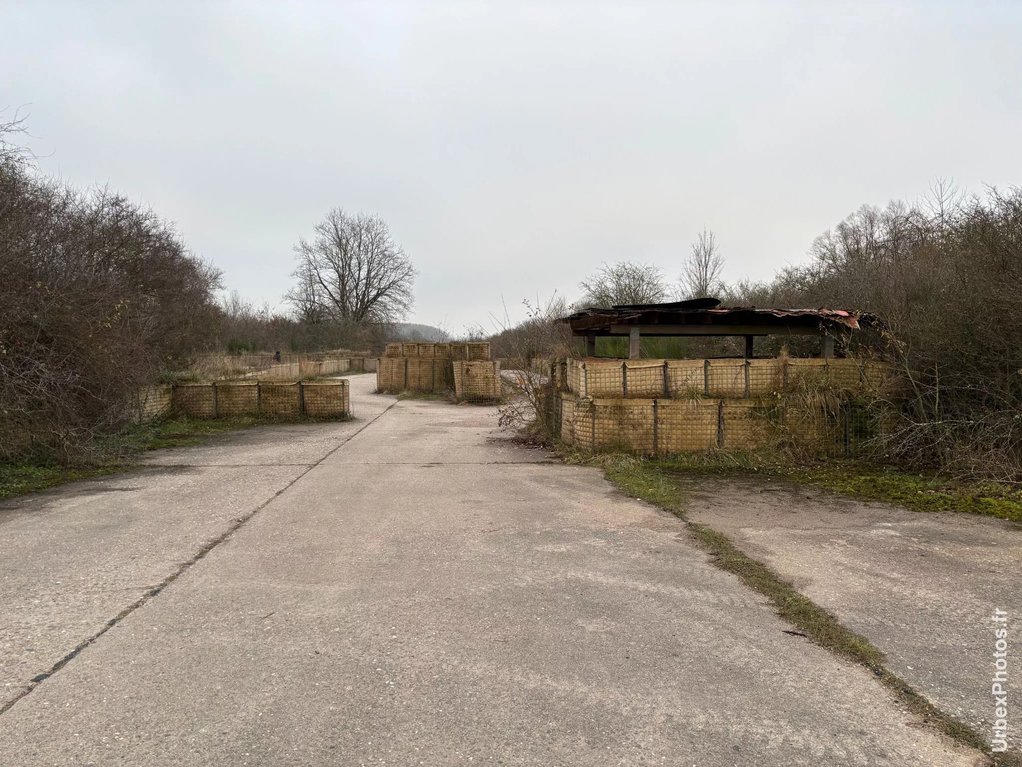 Chicanes dans une ancienne base de l'OTAN