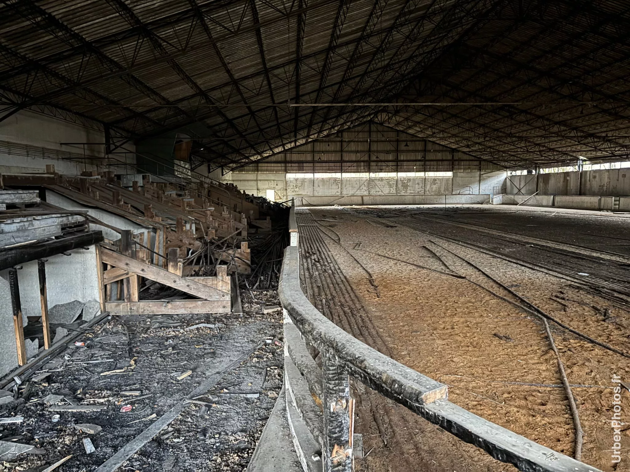Intérieur d'une patinoire dans une ancienne base de l'OTAN