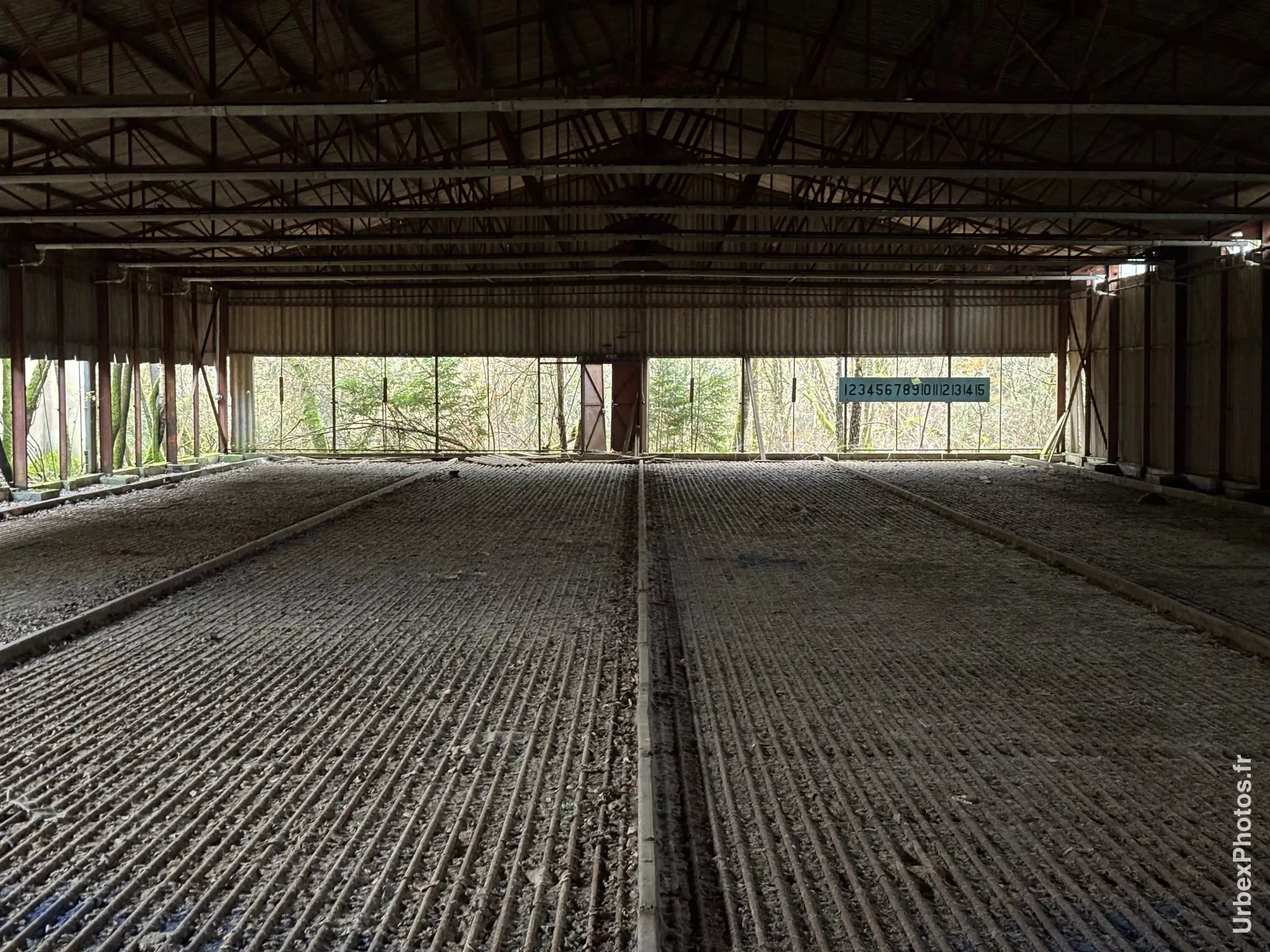 Intérieur d'une patinoire dans une ancienne base de l'OTAN