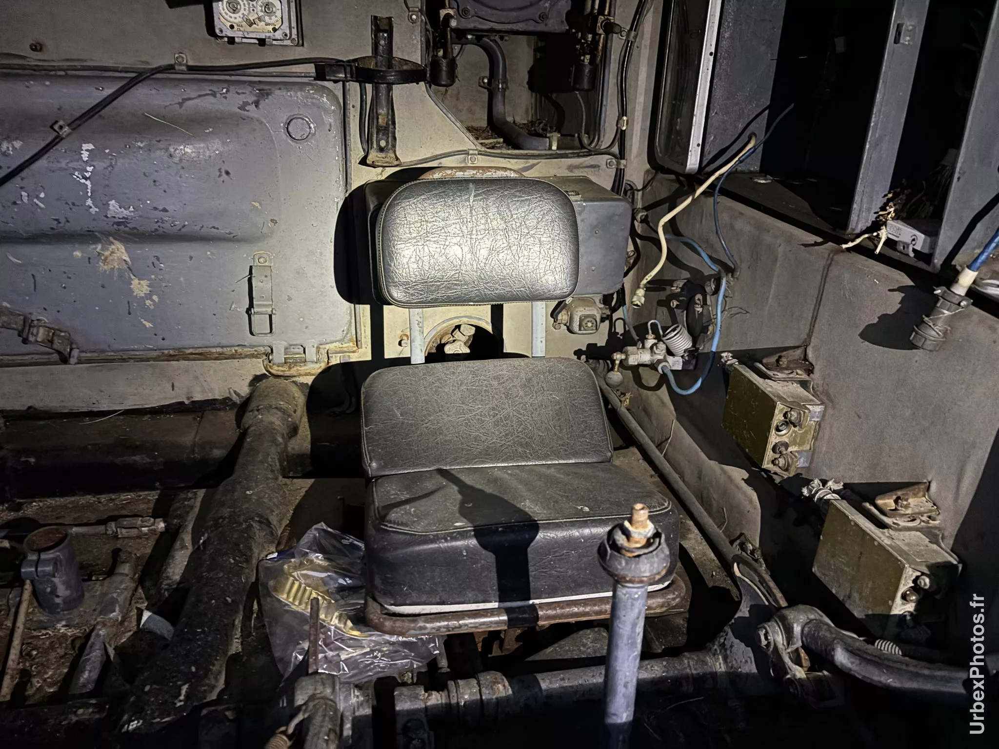 Intérieur d'un blindé dans une ancienne base de l'OTAN