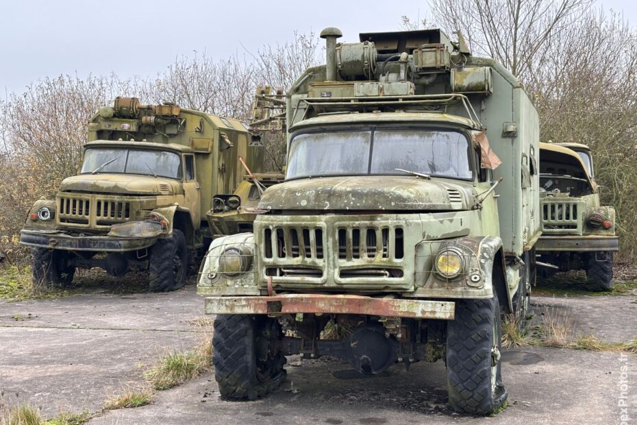 Véhicules militaires soviétiques dans ancienne base de l'OTAN