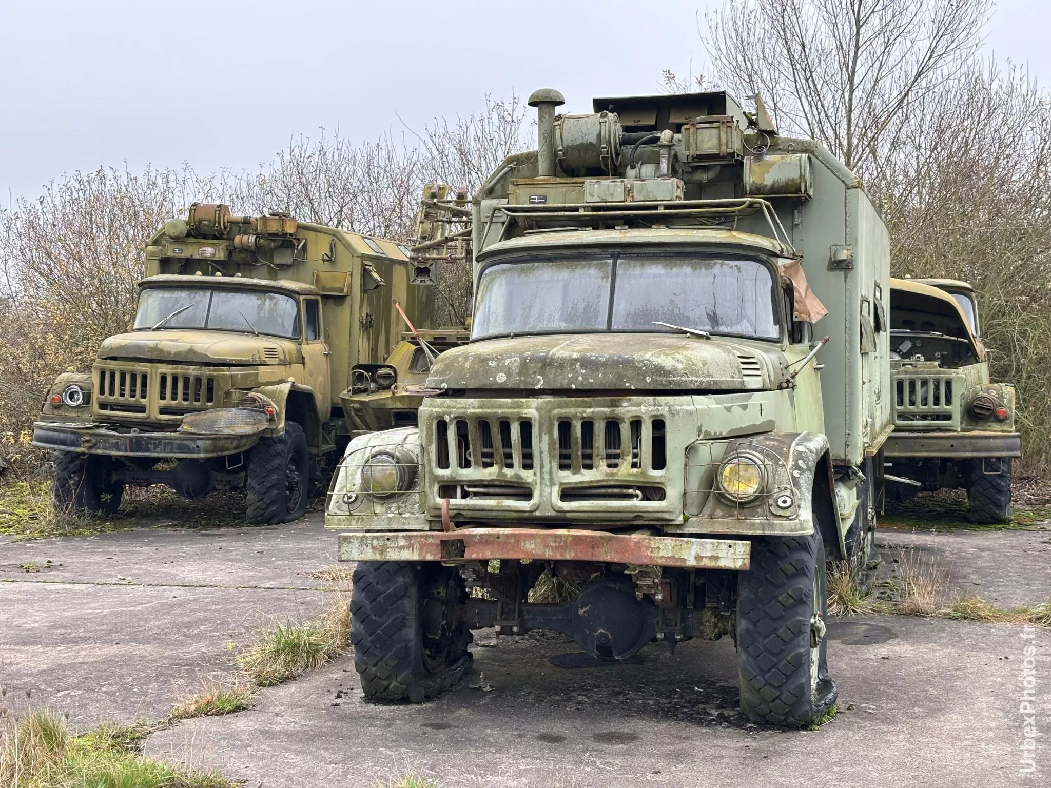 Véhicules militaires soviétiques dans ancienne base de l'OTAN