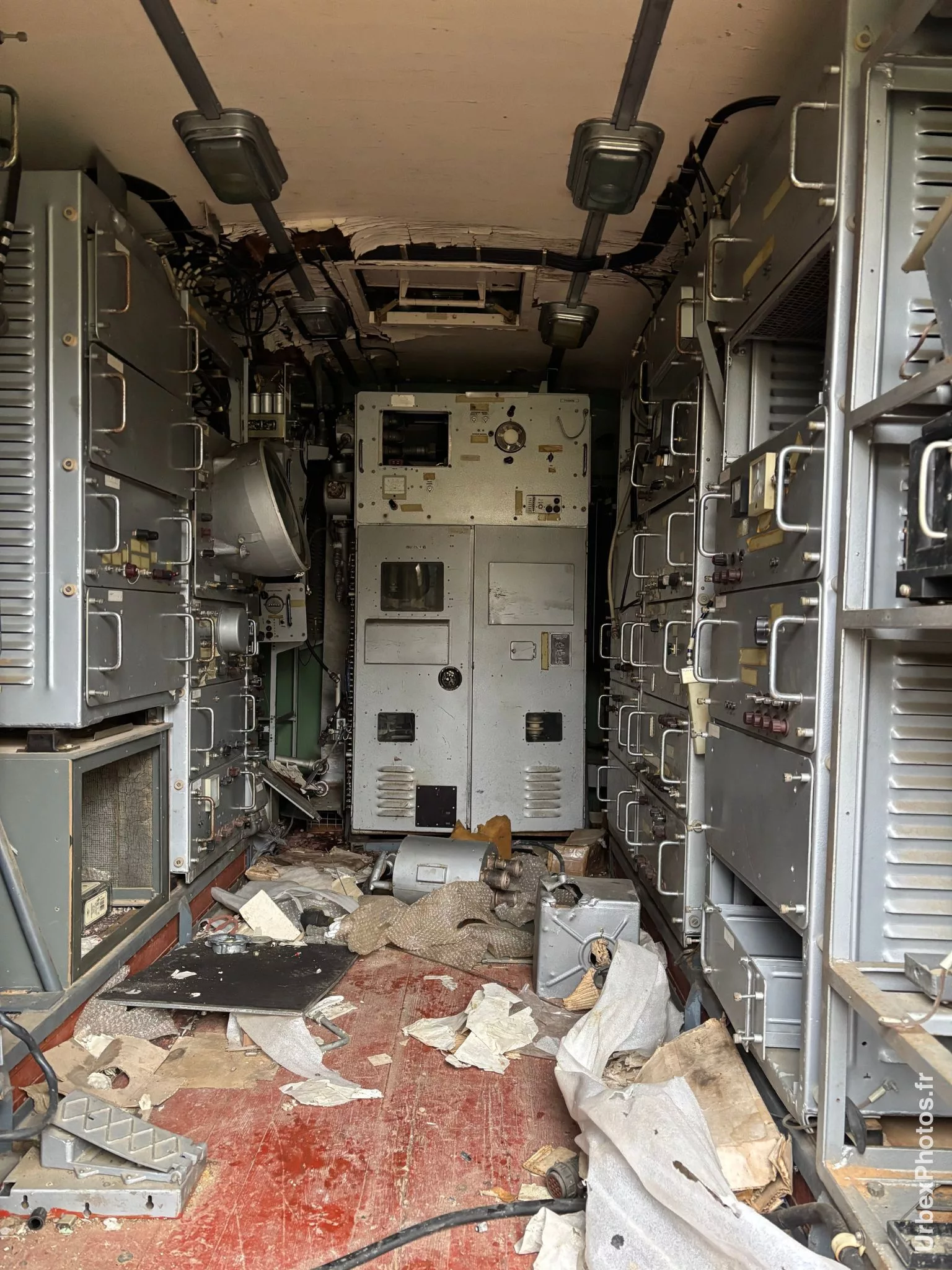 Photo urbex d'équipements électroniques dans un véhicule militaire soviétique