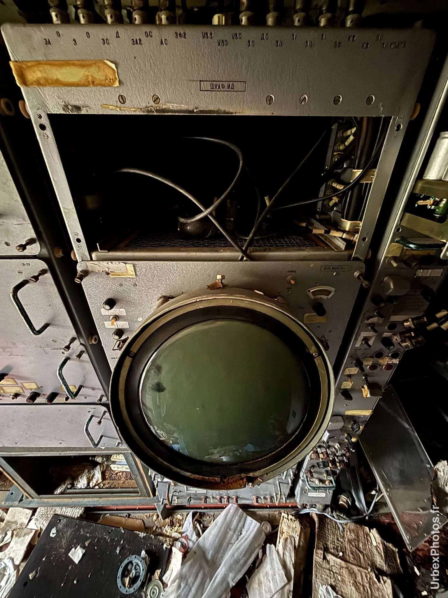 Photo urbex d'un écran radar dans un véhicule militaire soviétique