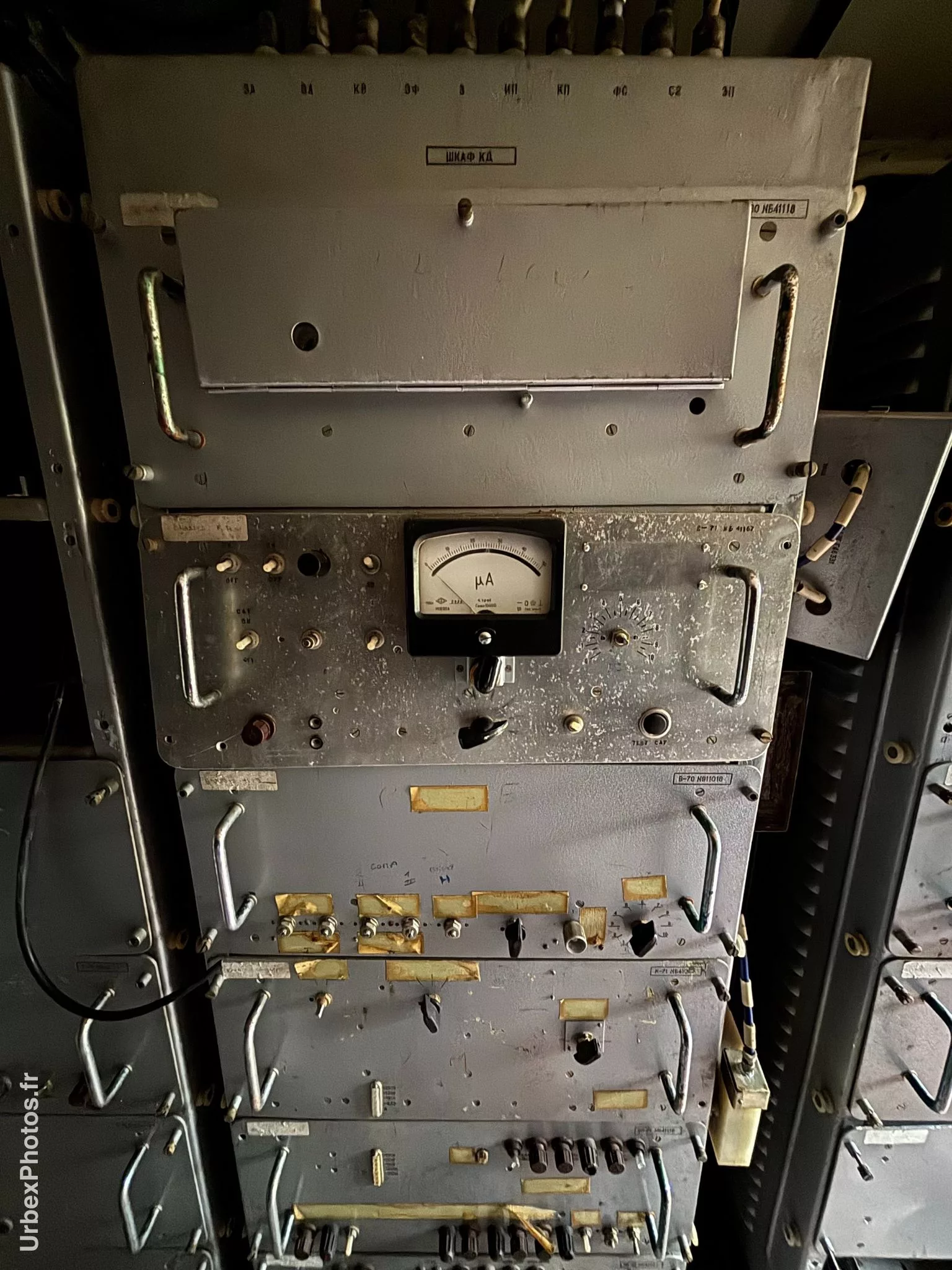 Photo urbex d'équipements électroniques dans un véhicule militaire soviétique