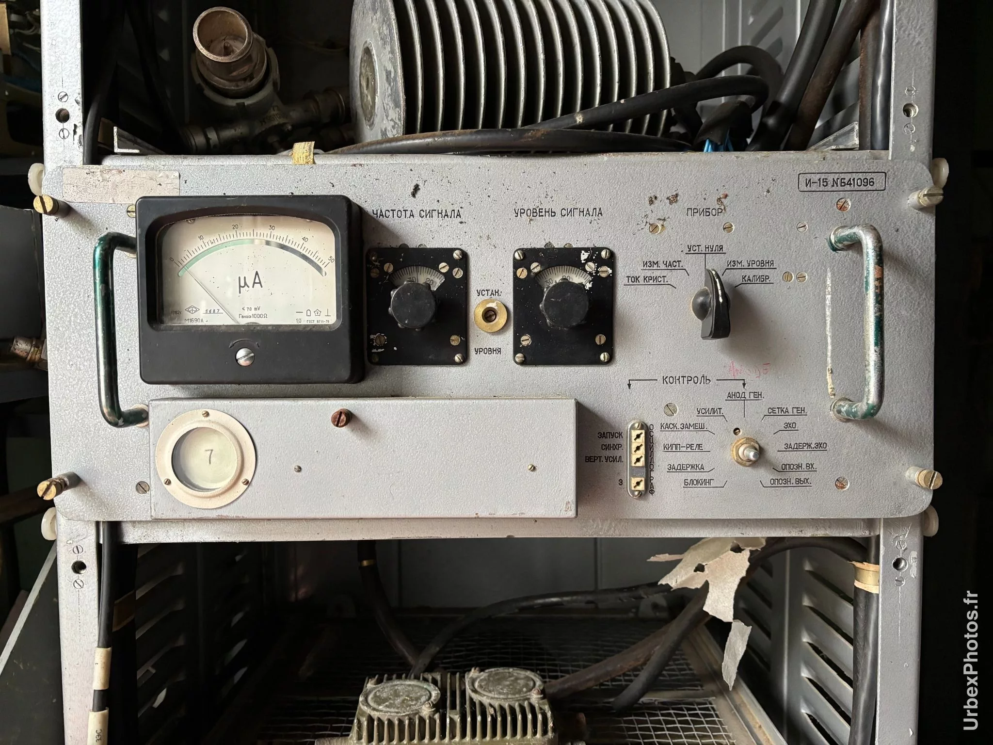 Photo urbex d'un équipement électronique dans un véhicule militaire soviétique