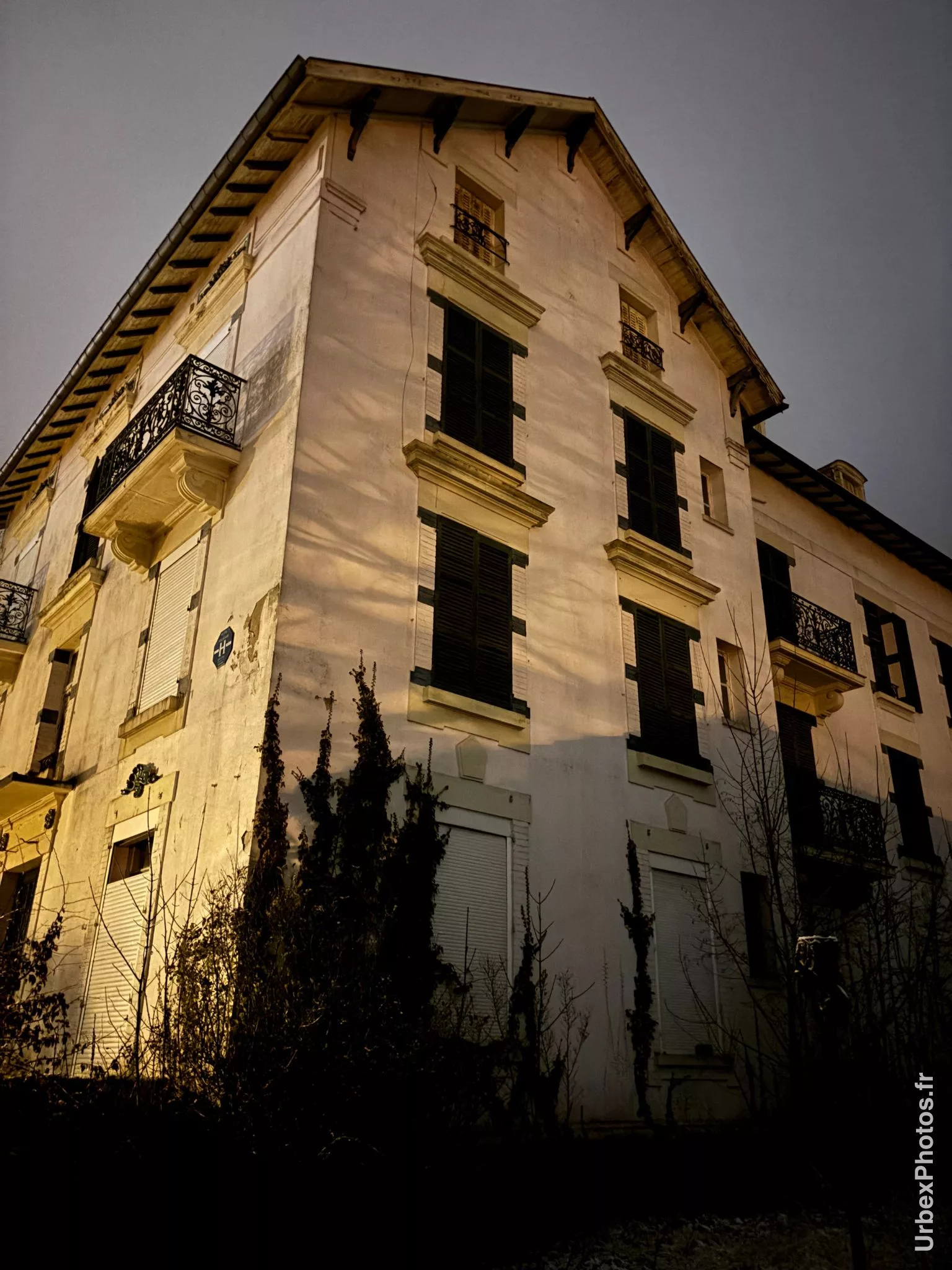 Photo urbex de la façade d'un hôtel