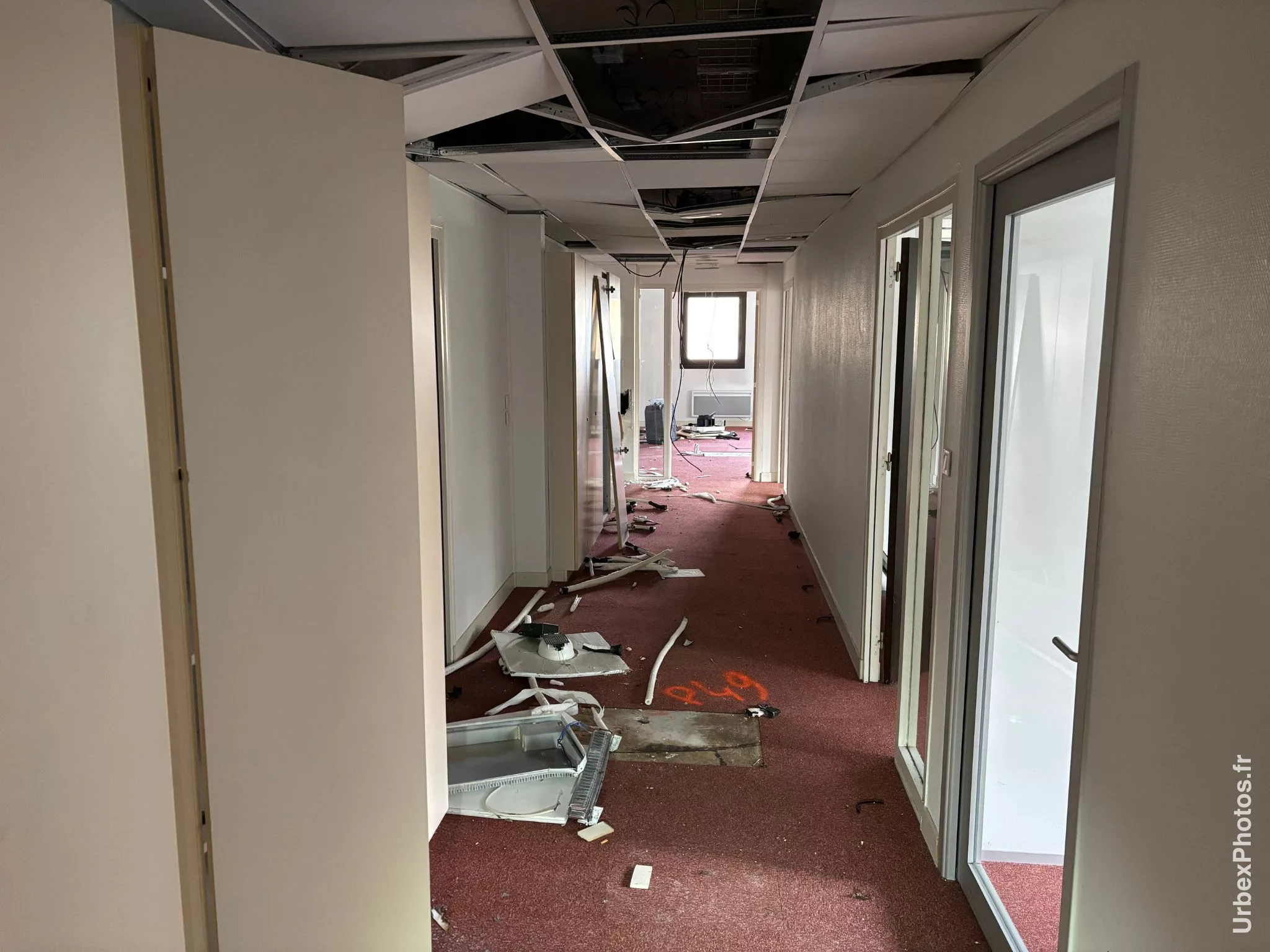 Photo urbex du couloir d'un bureau