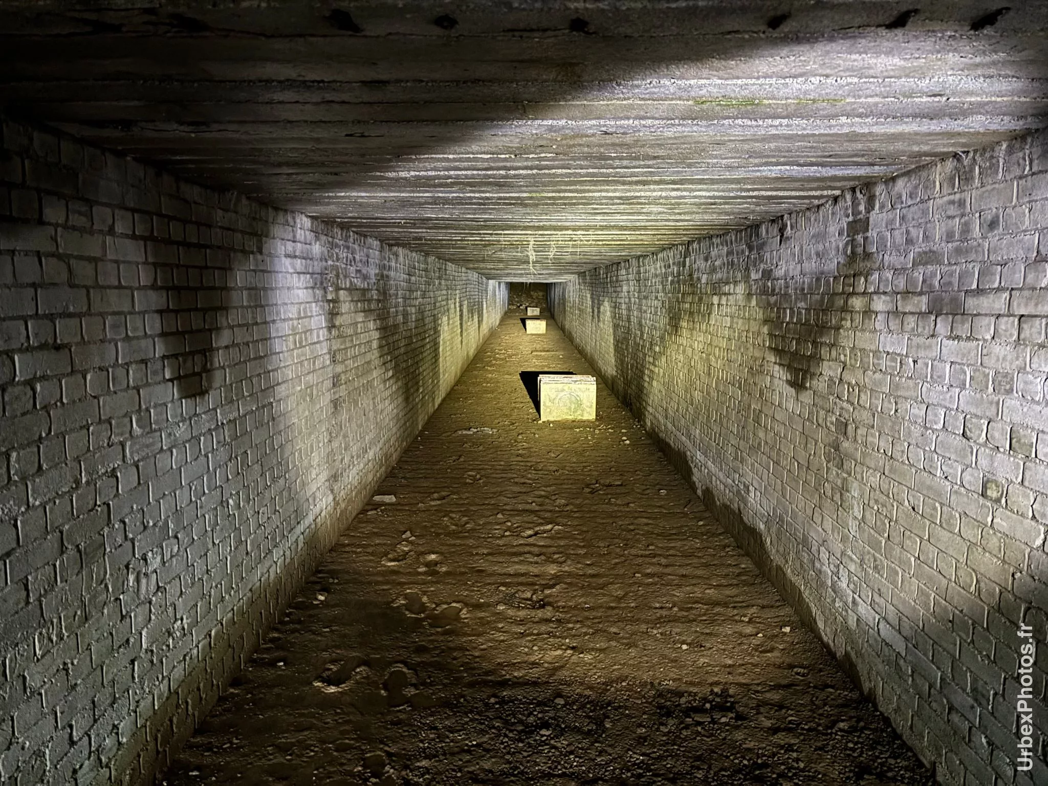 Photo urbex de l'entrée effondrée d'une grotte