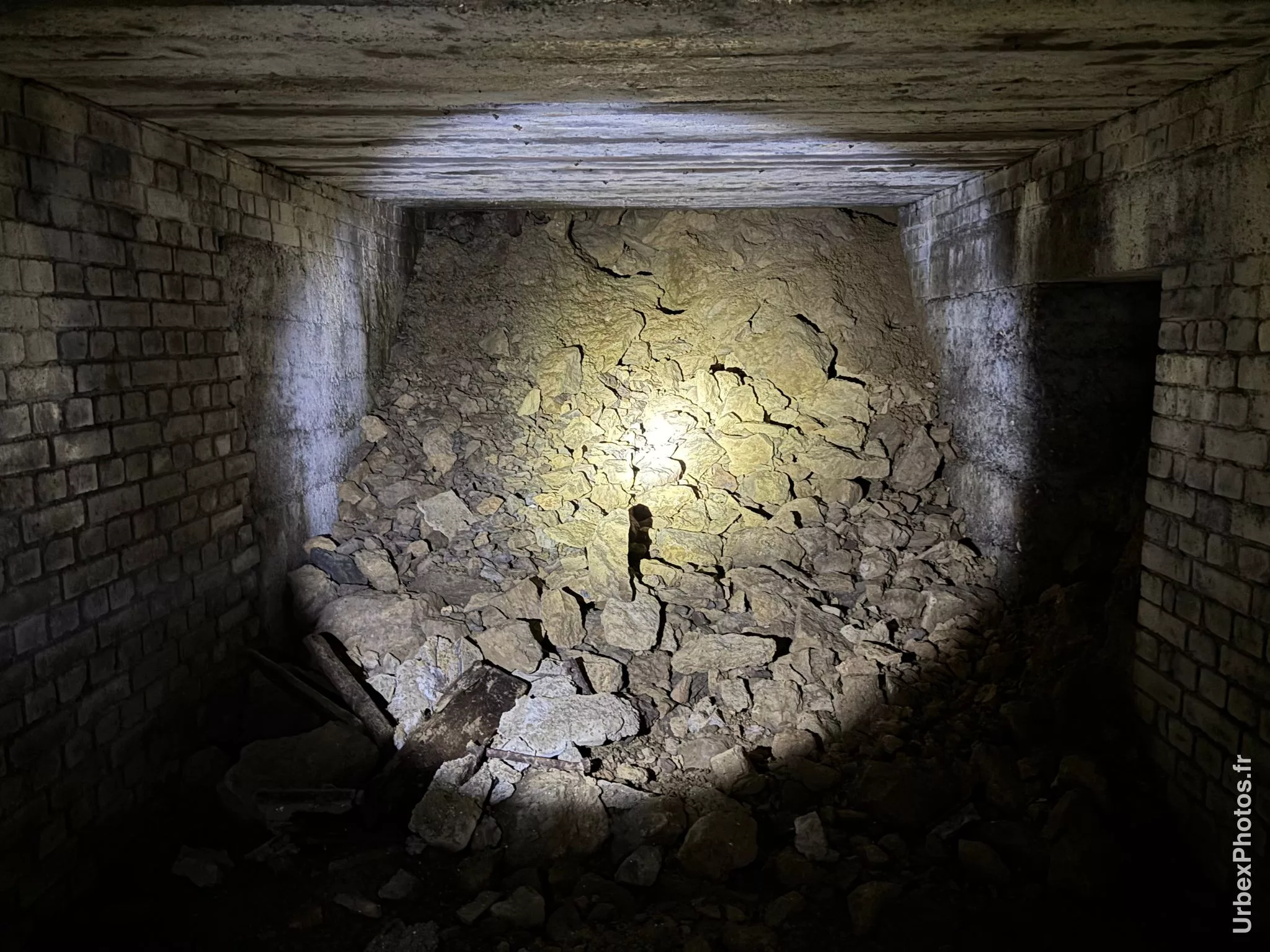 Photo urbex de l'entrée effondrée d'une grotte