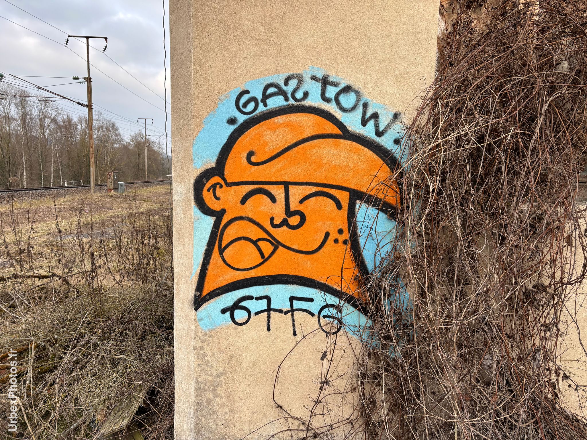 Photo urbex d'un graffiti souriant sur un mur
