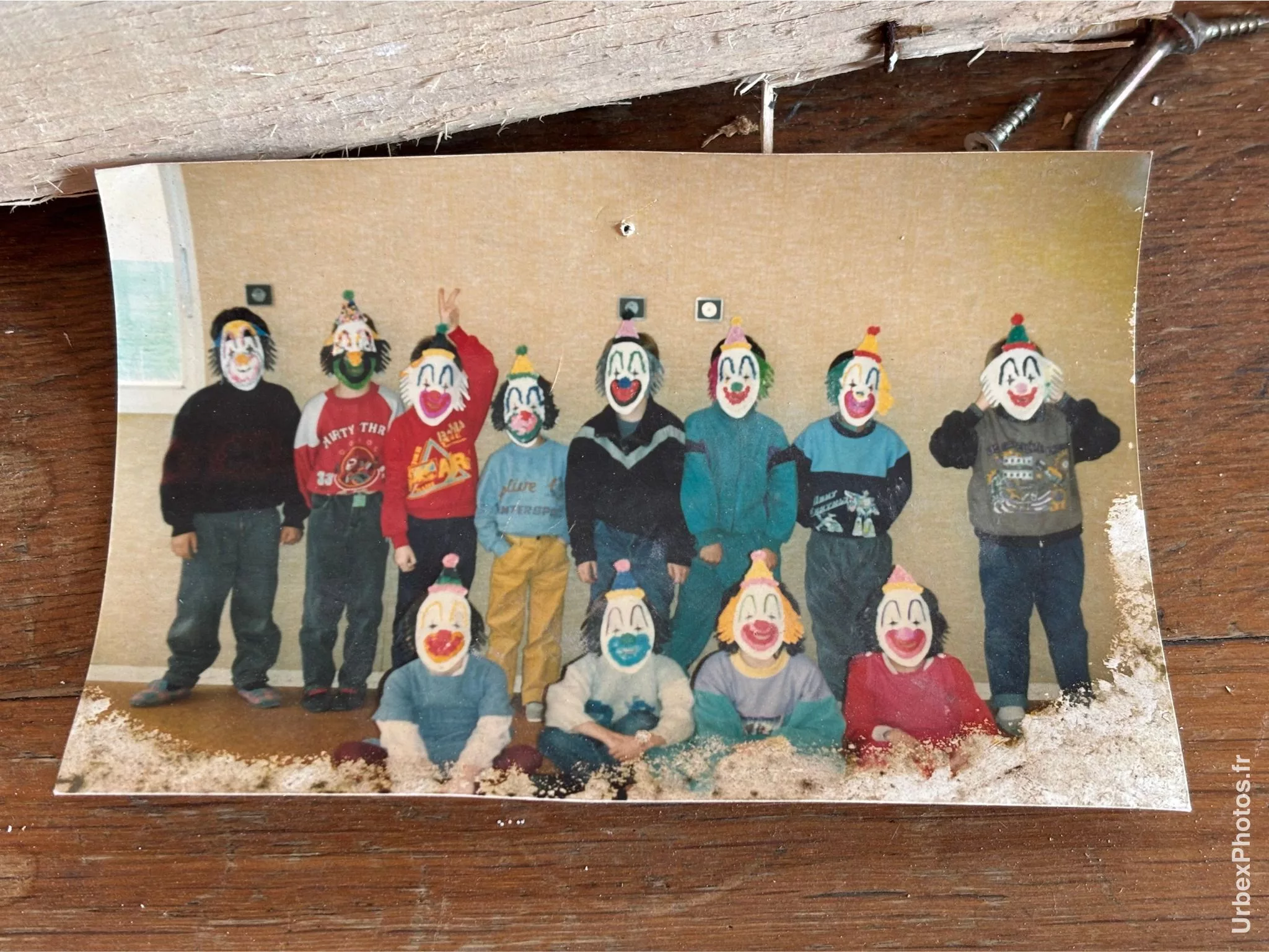 Photo d'enfants portant des masques de clown