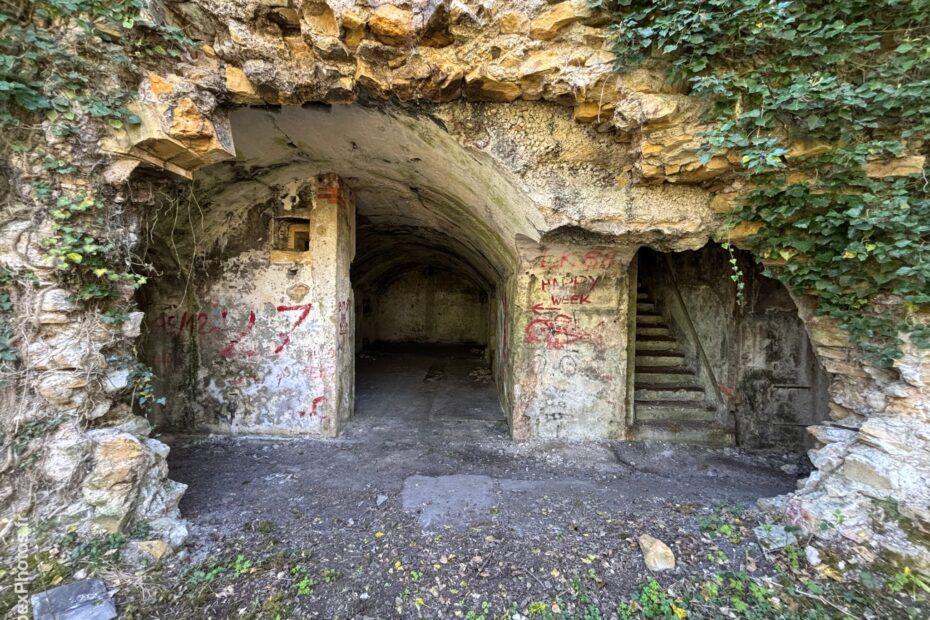 Photo urbex d'un mur effondré