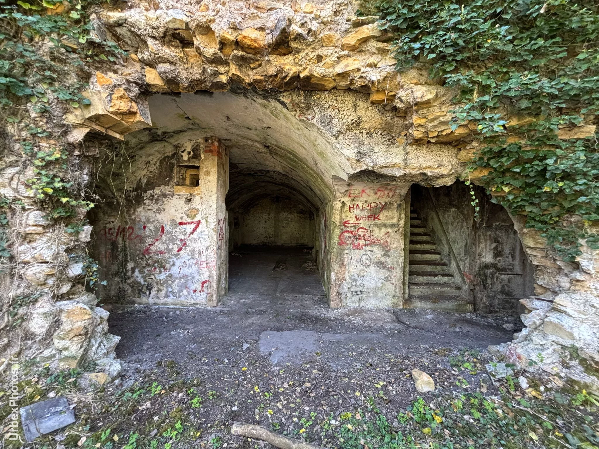 Photo urbex d'un mur effondré