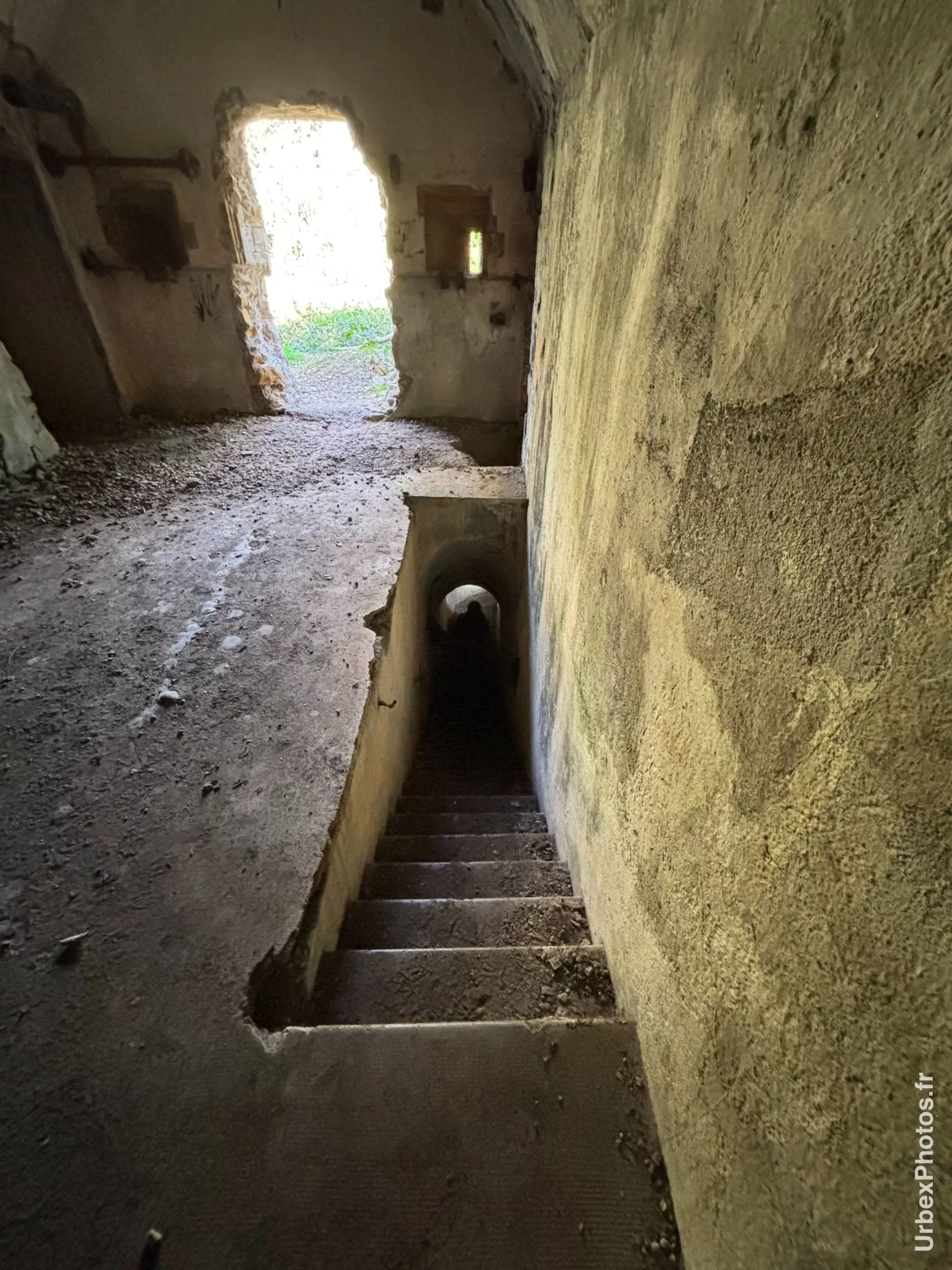 Photo urbex d'un escalier vers un souterrain
