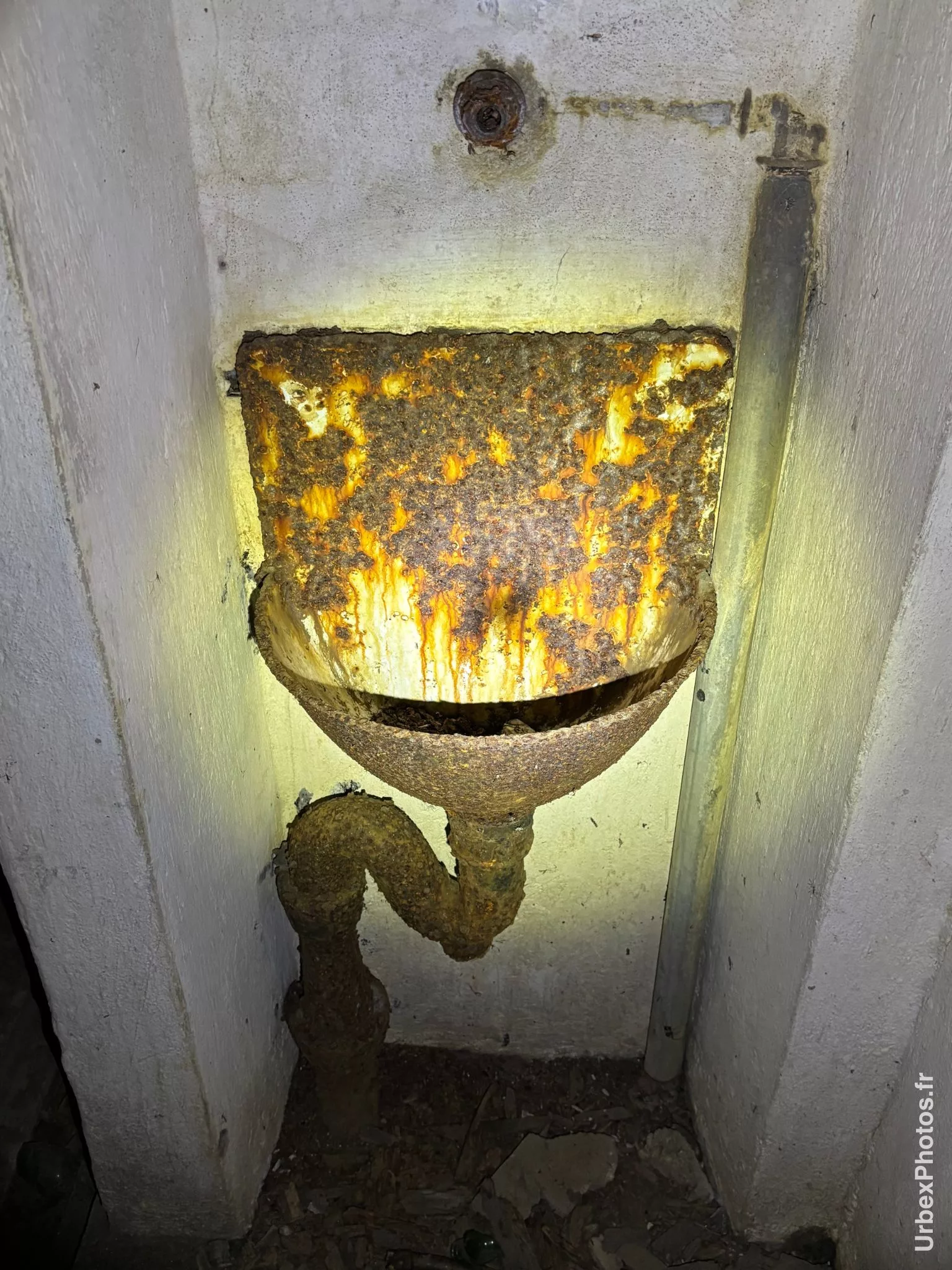 Photo urbex d'un lavabo corrodé
