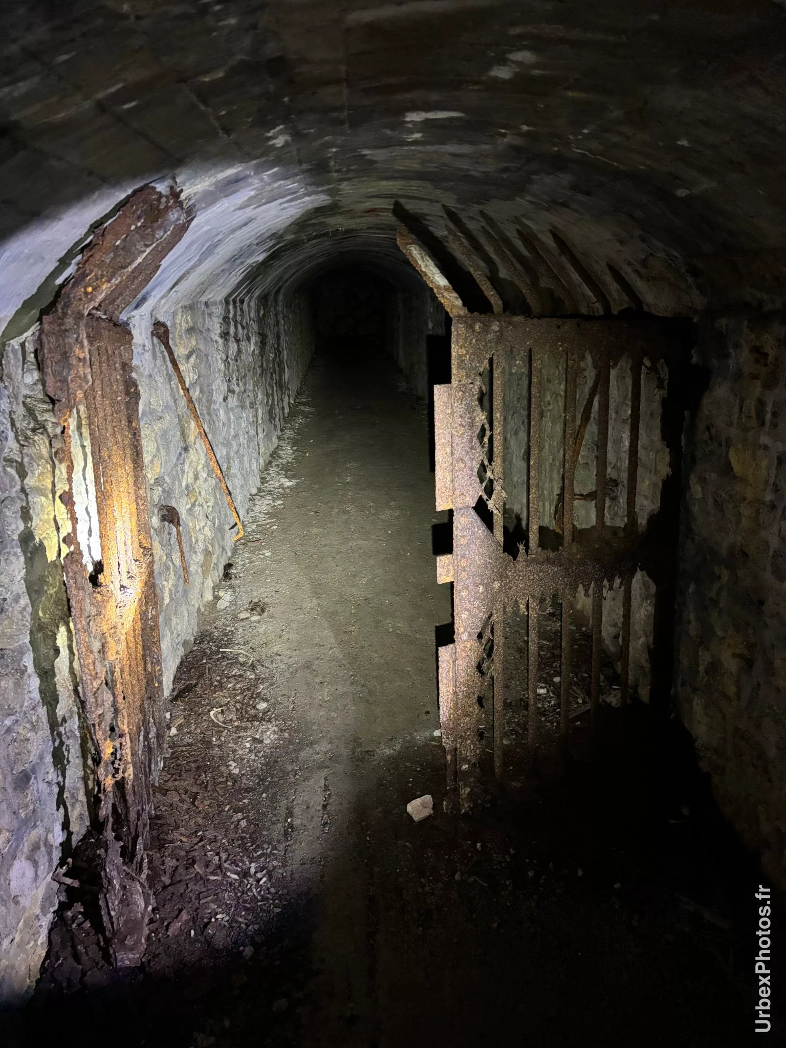 Une double porte dans un souterrain du Fort Orwell