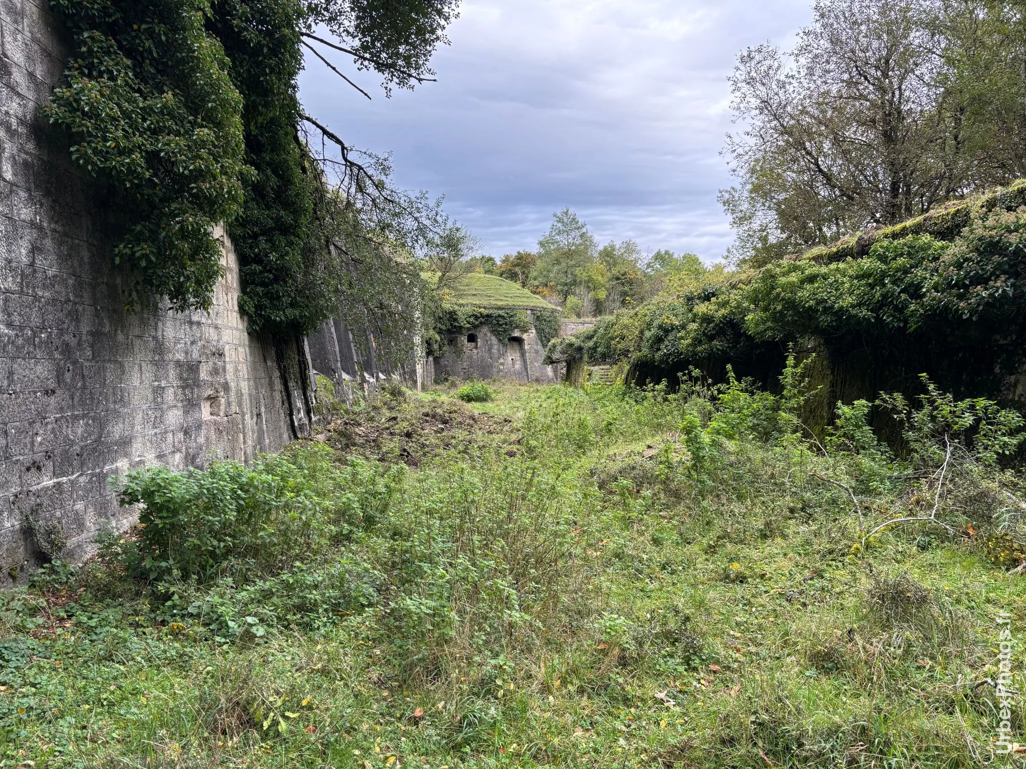 Entre deux murs de fortification