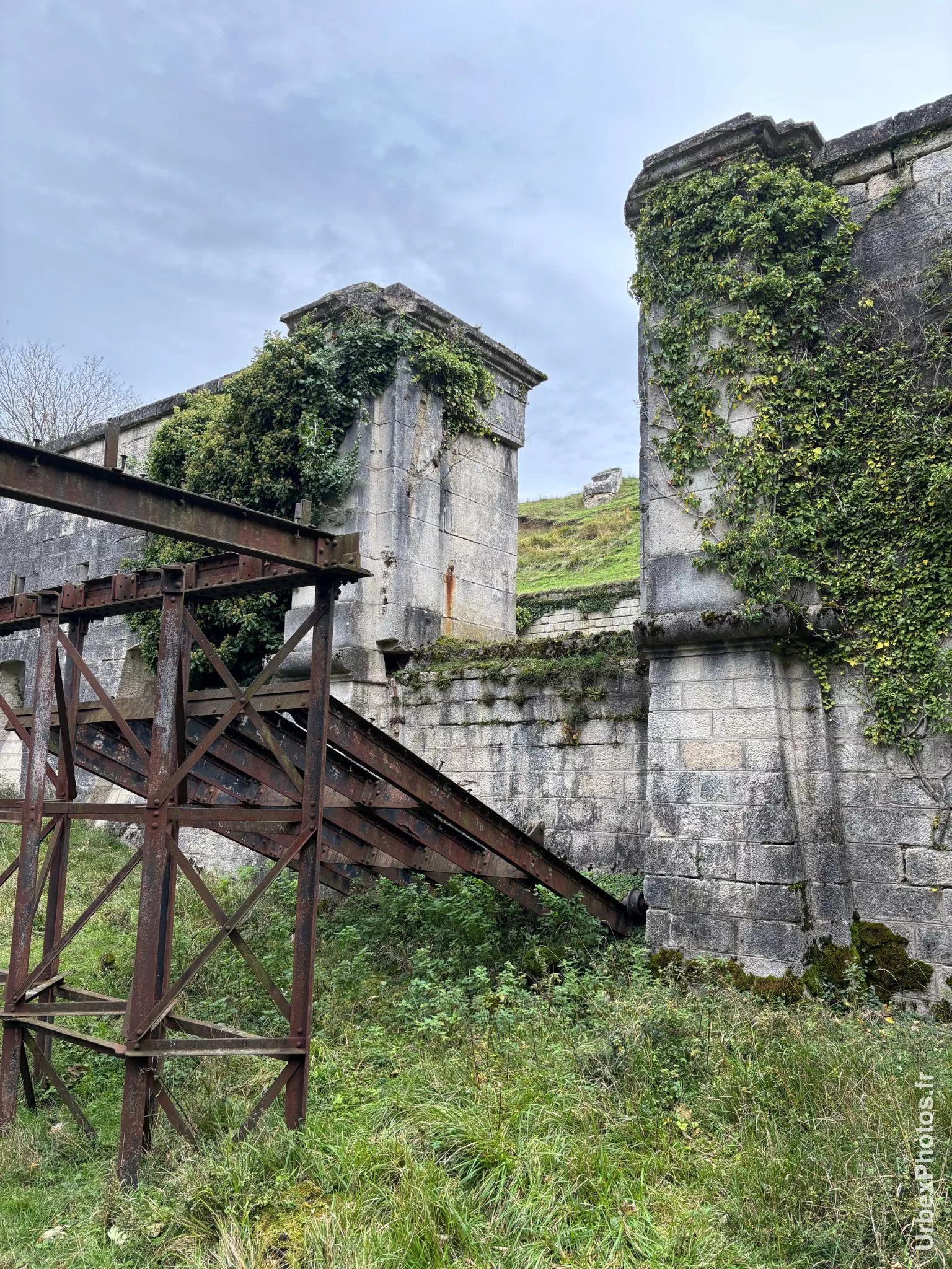 Pont-levis devant un mur de fortification