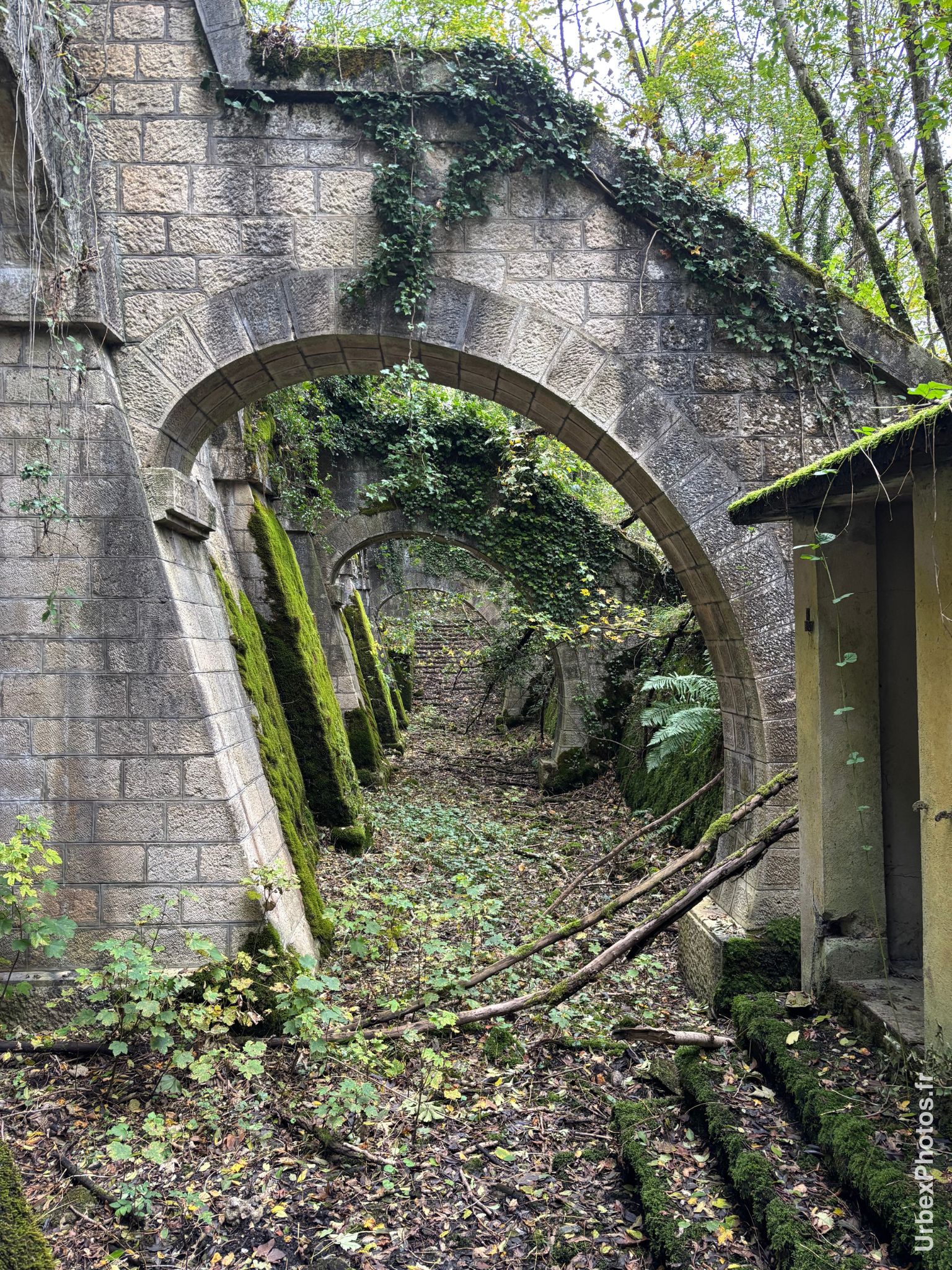 Alignement d'arches de soutènement d'une casemate du Fort Orwell