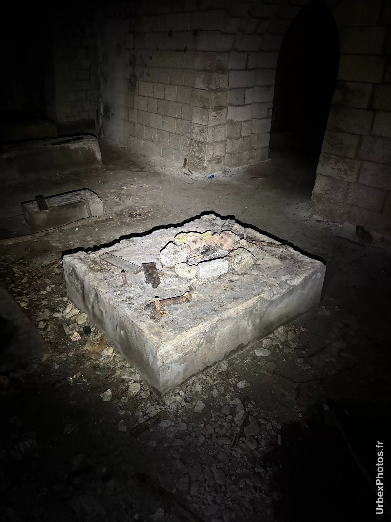 Restes d'un feu de camp dans une salle